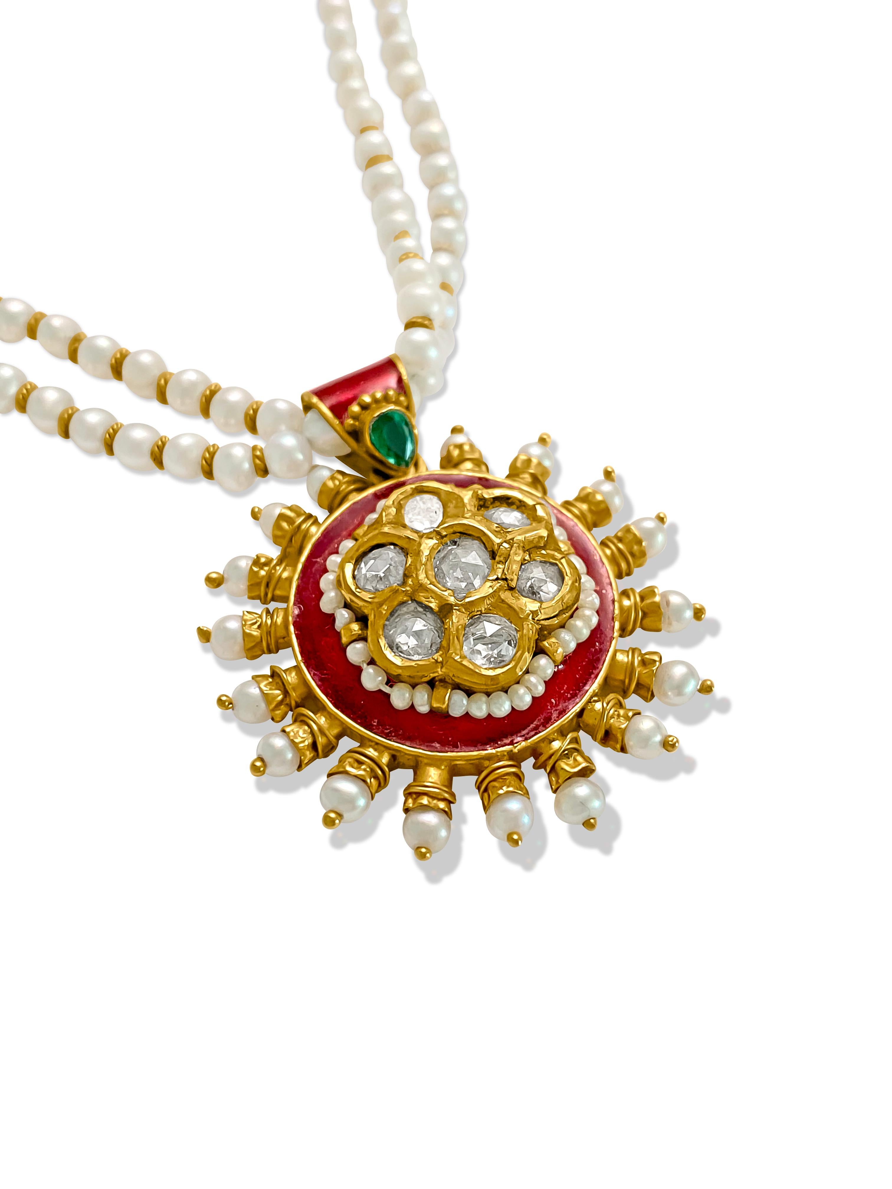 Collana in oro 22k con perle naturali di Basra e diamanti di smeraldo In condizioni ottime in vendita a Miami, FL