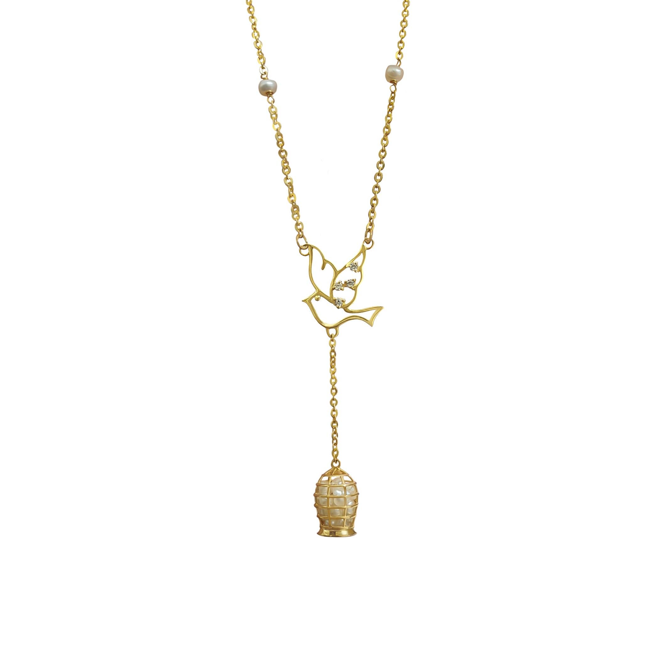 Le collier Luck of pearls est réalisé en or jaune 22k.
Magnifique œuvre d'art unique en son genre.

Une colombe en or ornée de diamants naturels porte la cage de la chance remplie de perles naturelles de Bahreïn. La pièce est terminée par une chaîne