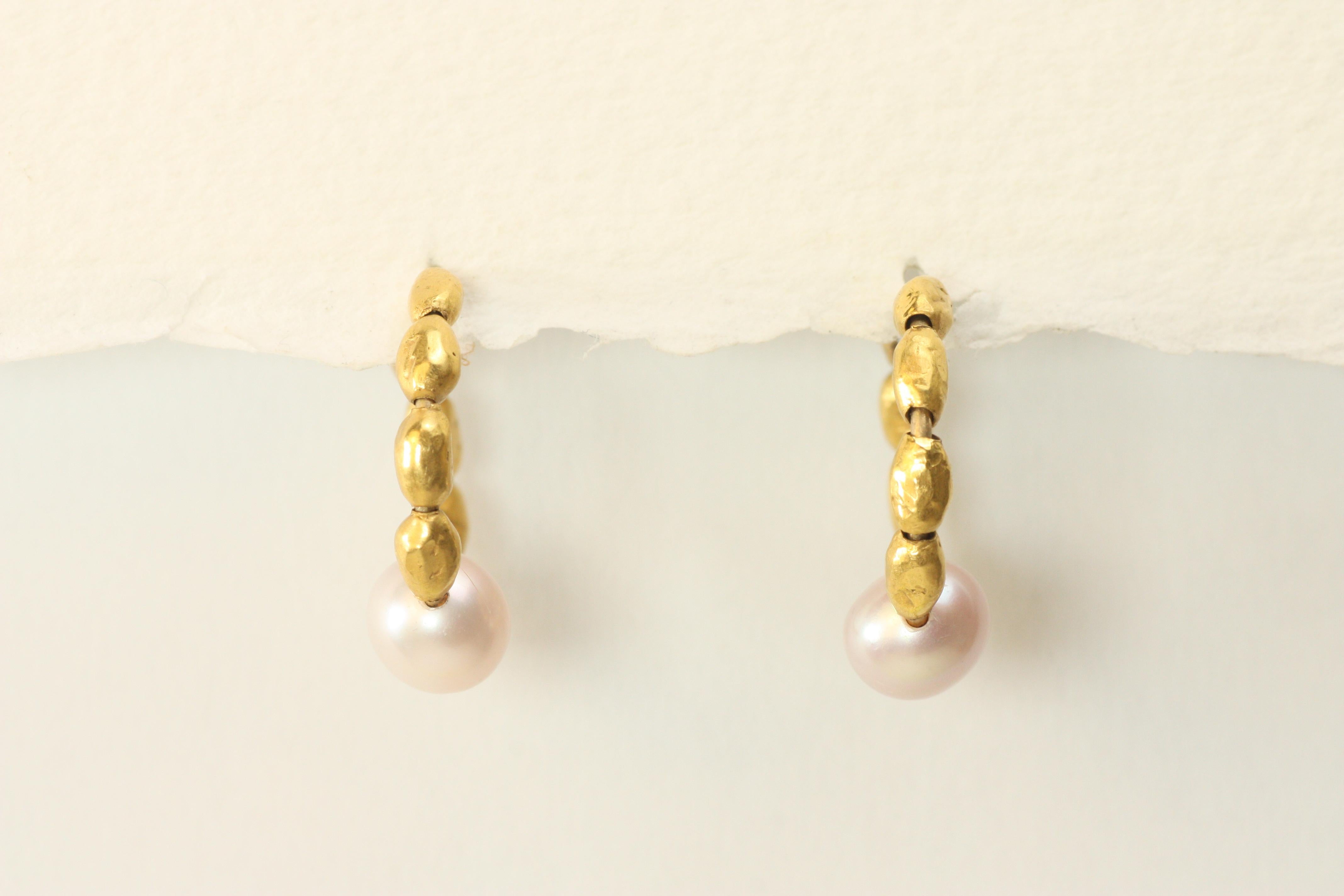22K Gold Nugget & Pink Cultured Pearl Hoop Earrings Handmade by Bracken Jewelers In New Condition For Sale In Santa Monica, CA