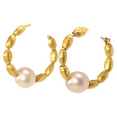 Orecchini a cerchio in oro 22K con pepite e perle coltivate rosa, realizzati a mano da Bracken Jewell