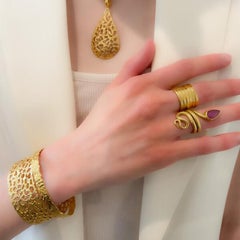 Brazalete de oro de 20 quilates con acabado orgánico de Tagili Designs