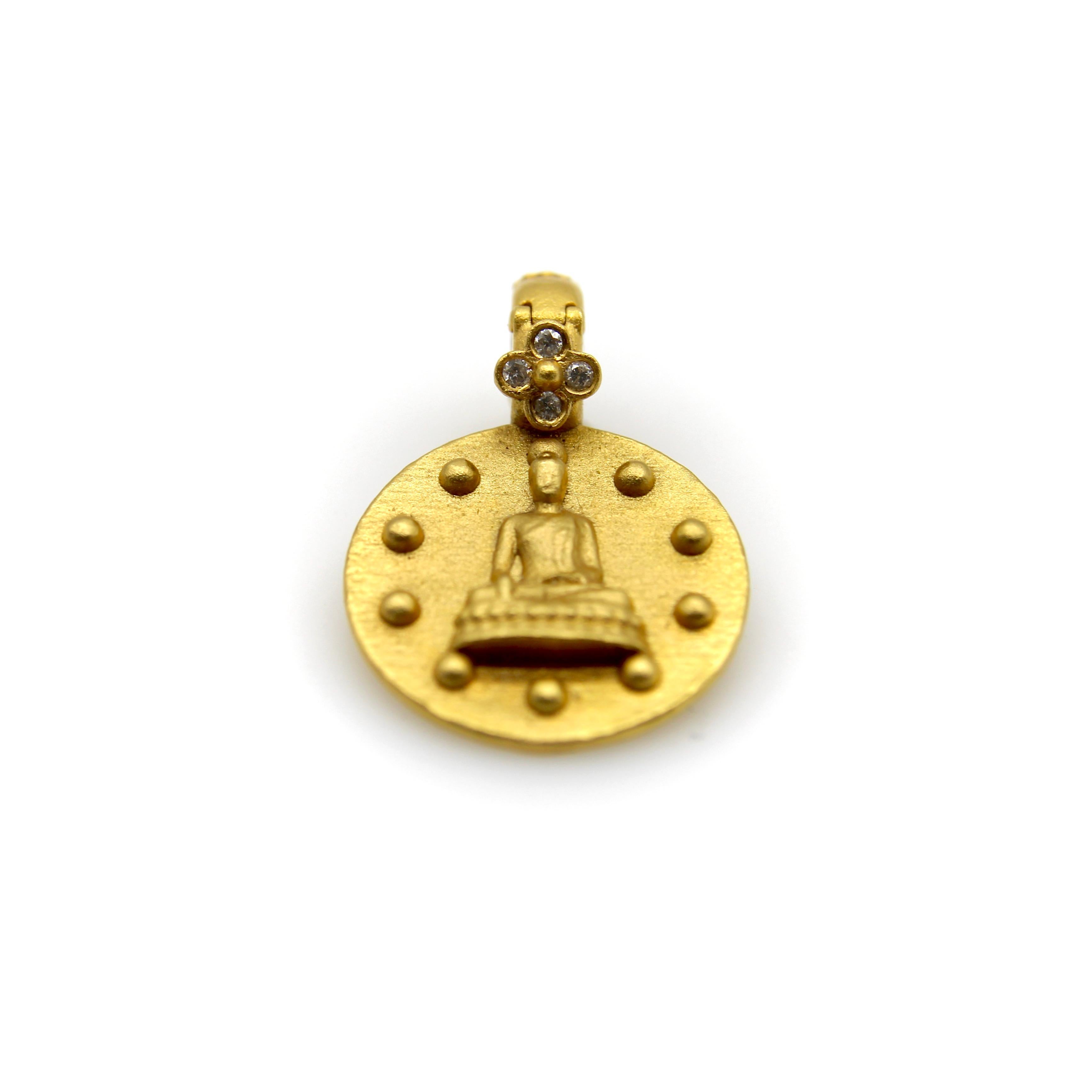 Ce pendentif en or 22k représente l'image du Bouddha entourée d'un halo de dix éléments de boule et surmontée d'une fleur de diamant. Conçus par Orly Marcel, les éléments de la suspension sont placés de manière symétrique et suggèrent un certain