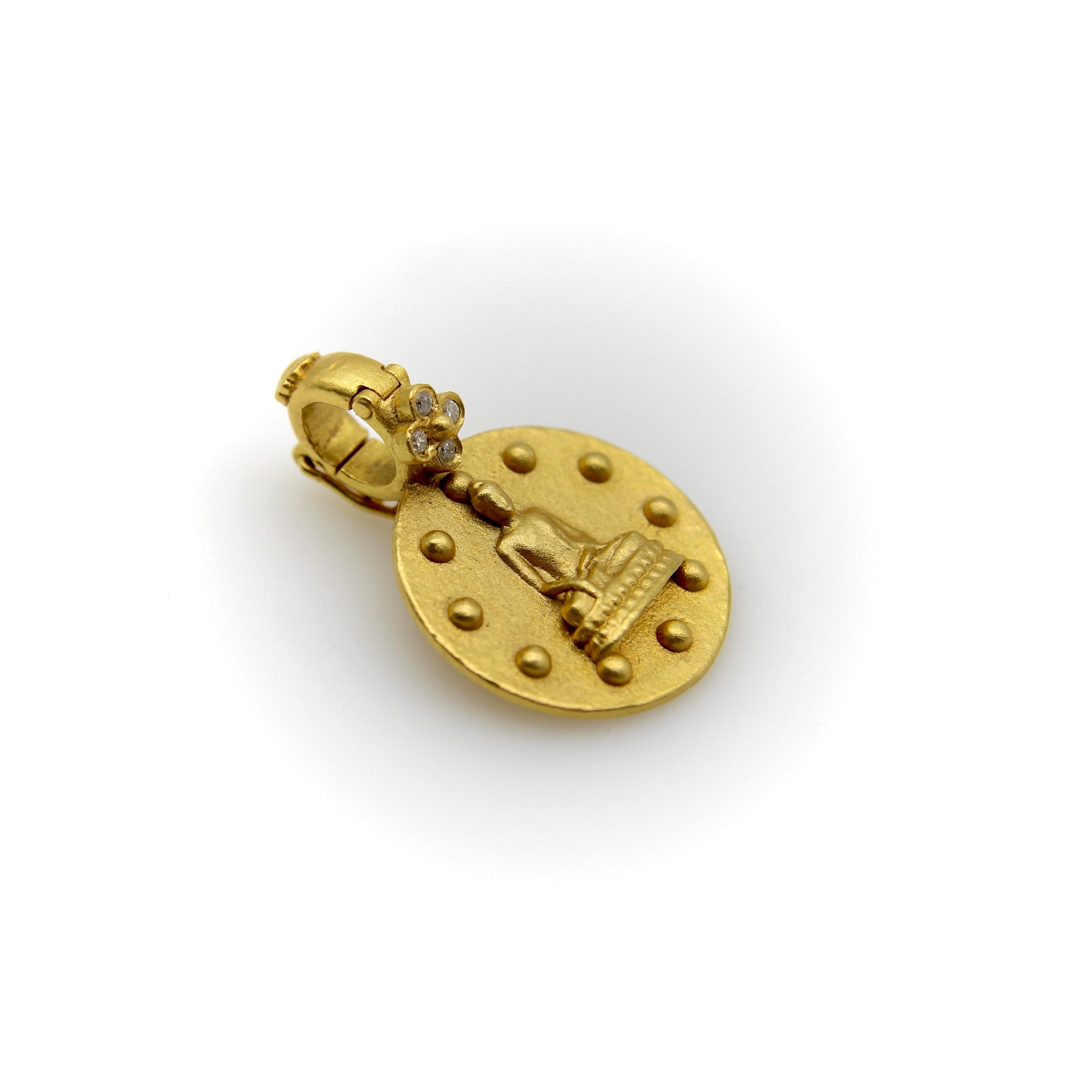 Contemporain Pendentif Bouddha Orly Marcel en or 22 carats avec clou de fleur en diamants en vente