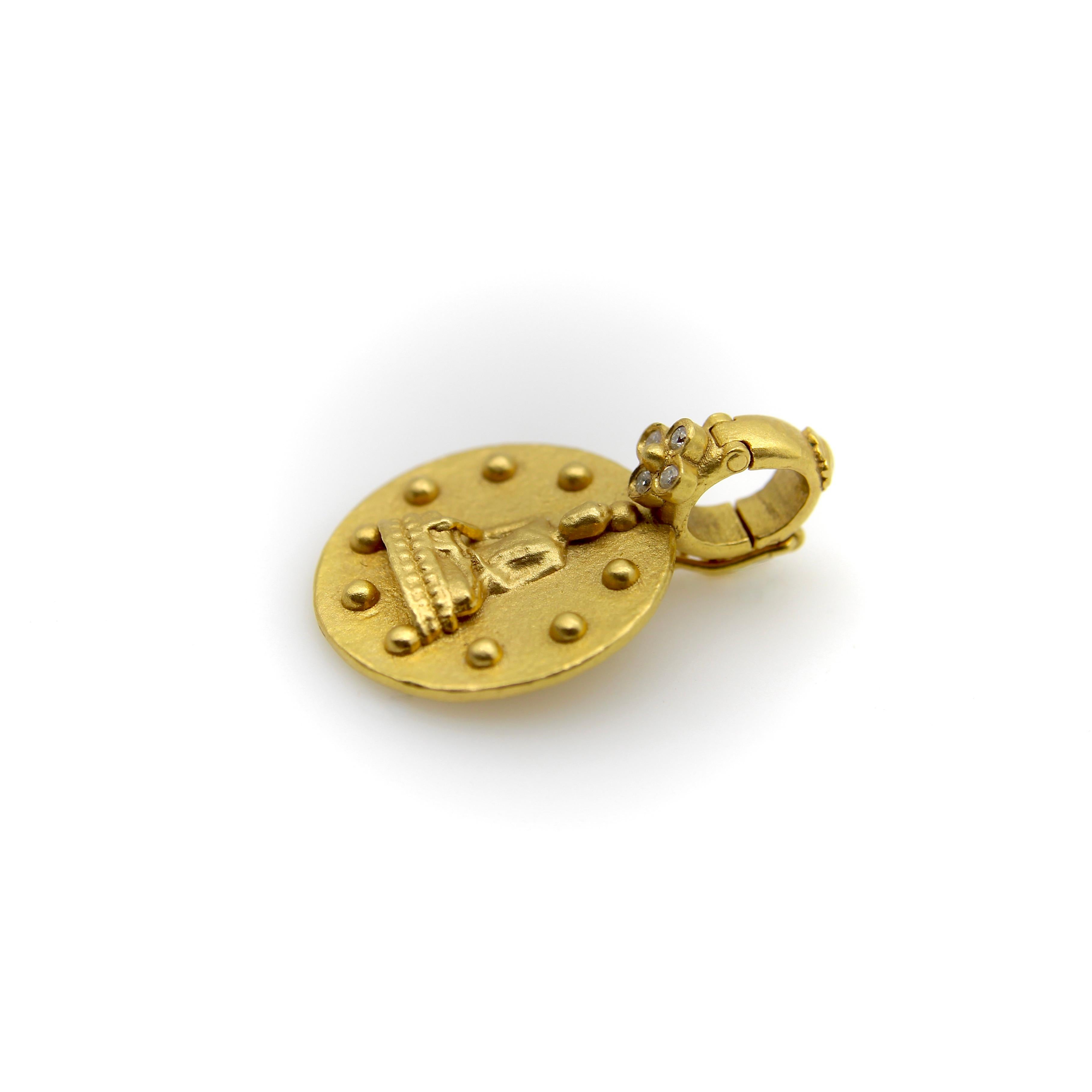 Taille ronde Pendentif Bouddha Orly Marcel en or 22 carats avec clou de fleur en diamants en vente