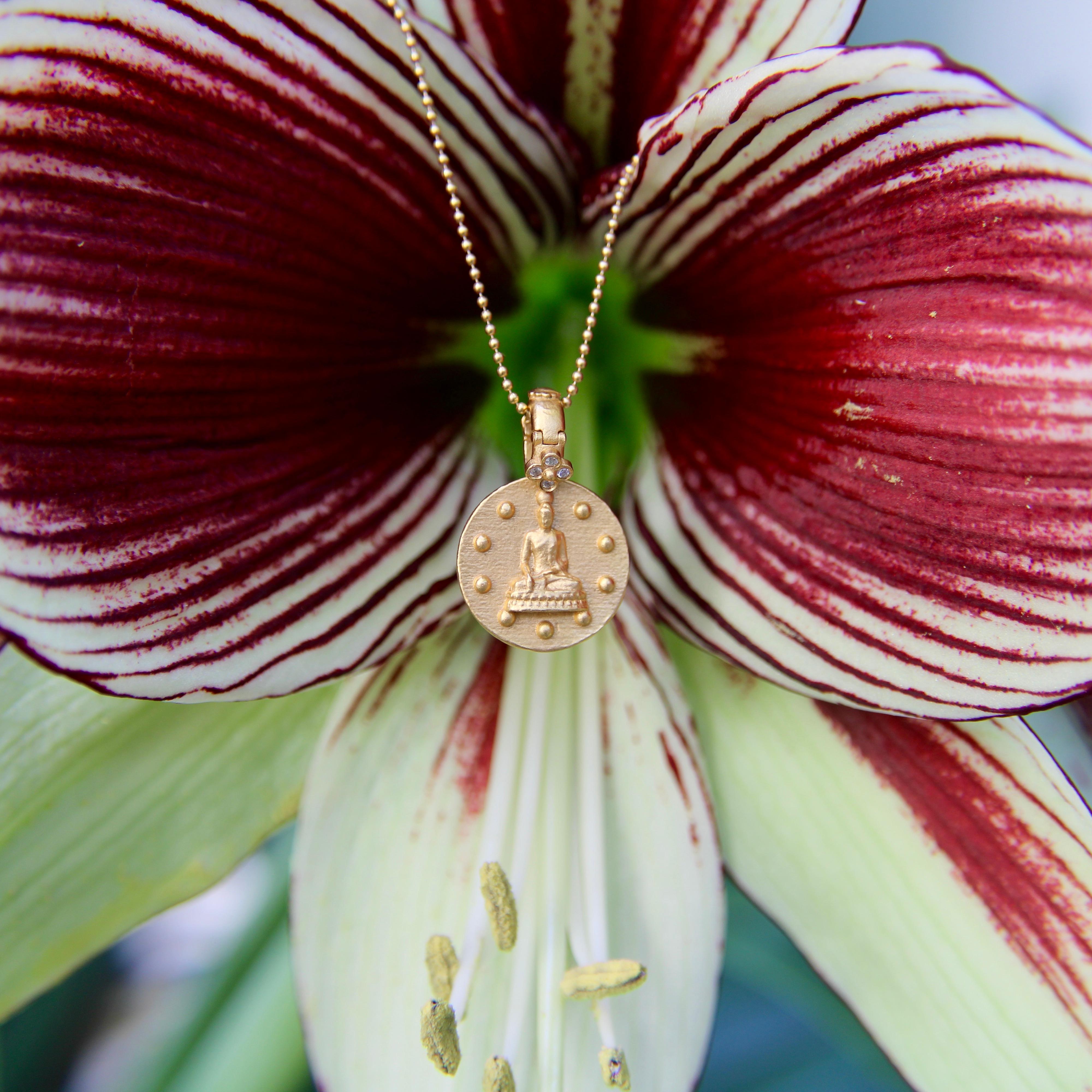 Pendentif Bouddha Orly Marcel en or 22 carats avec clou de fleur en diamants en vente 3