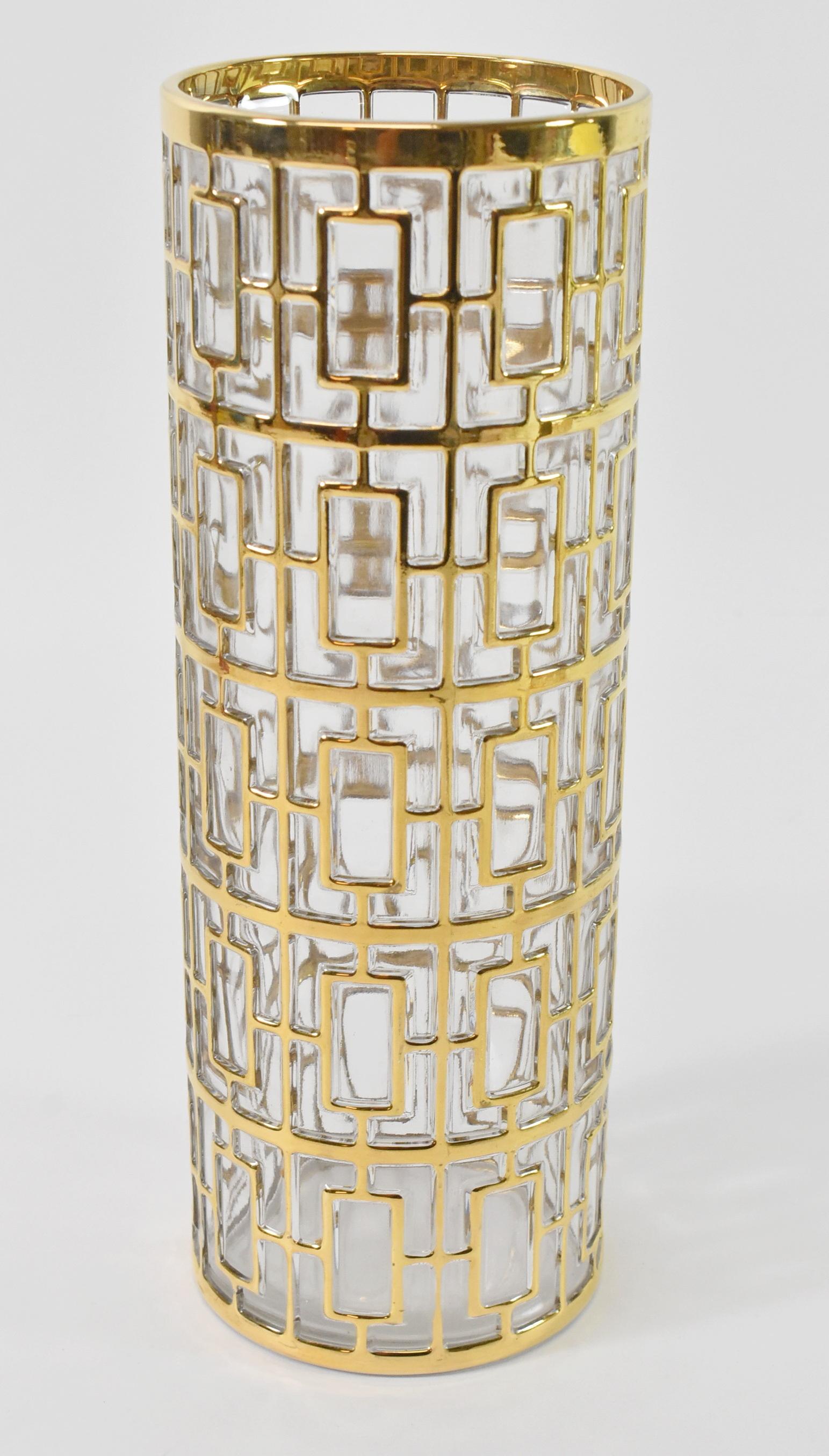 Vaso in vetro Imperial Gold con sovrapposizione in oro 22K, miscelatore di cocktail e articoli da bar. L'elegante miscelatore vintage Imperial Glass presenta l'iconico e collezionistico rivestimento in oro 22K chiamato Shoji o Chiave Greca. Questo