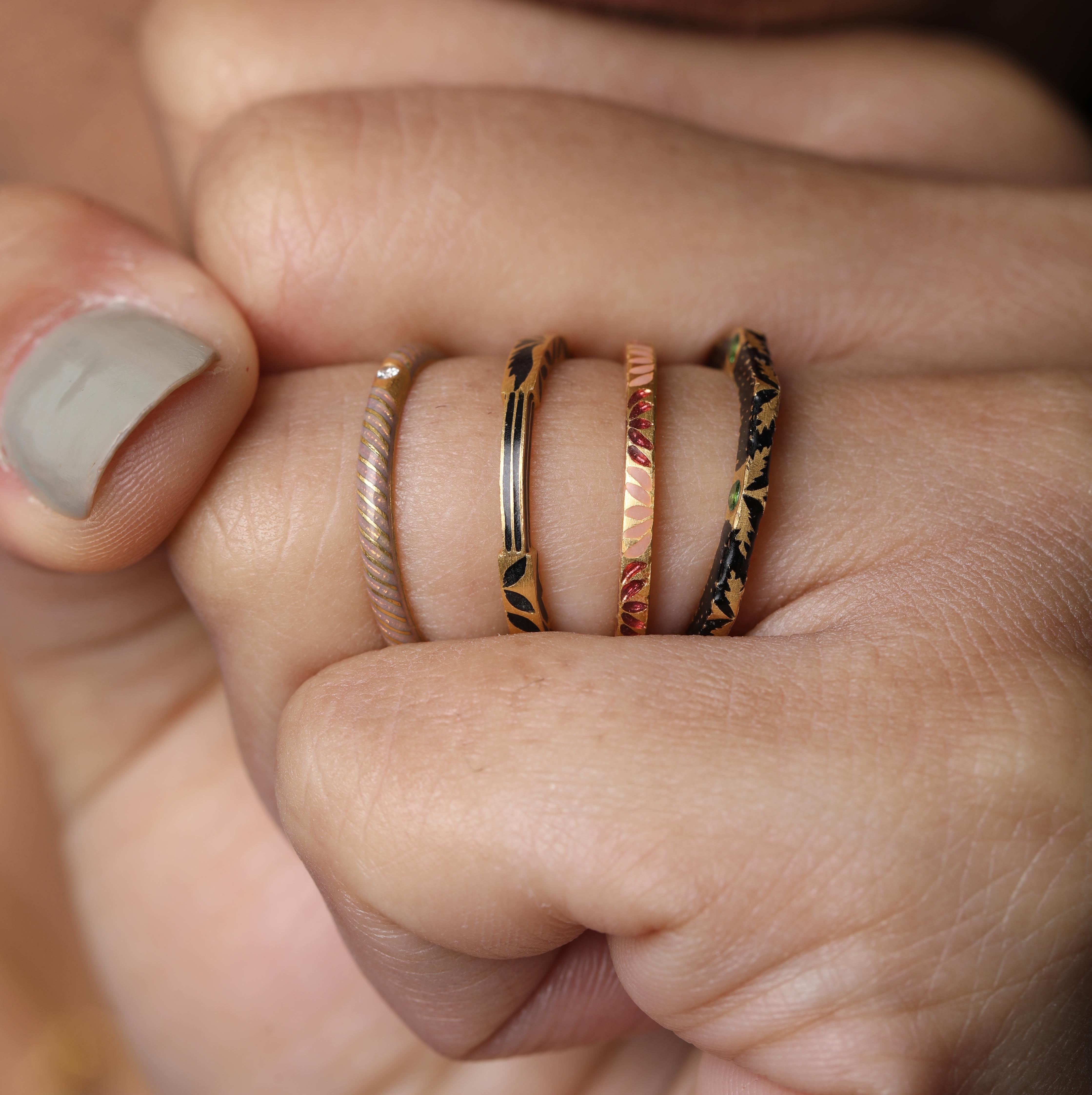 Artisan Bague à anneau Lotus Infinity en or 22 carats et émail rouge et rose, fabriquée à la main par Agaro Jewels en vente