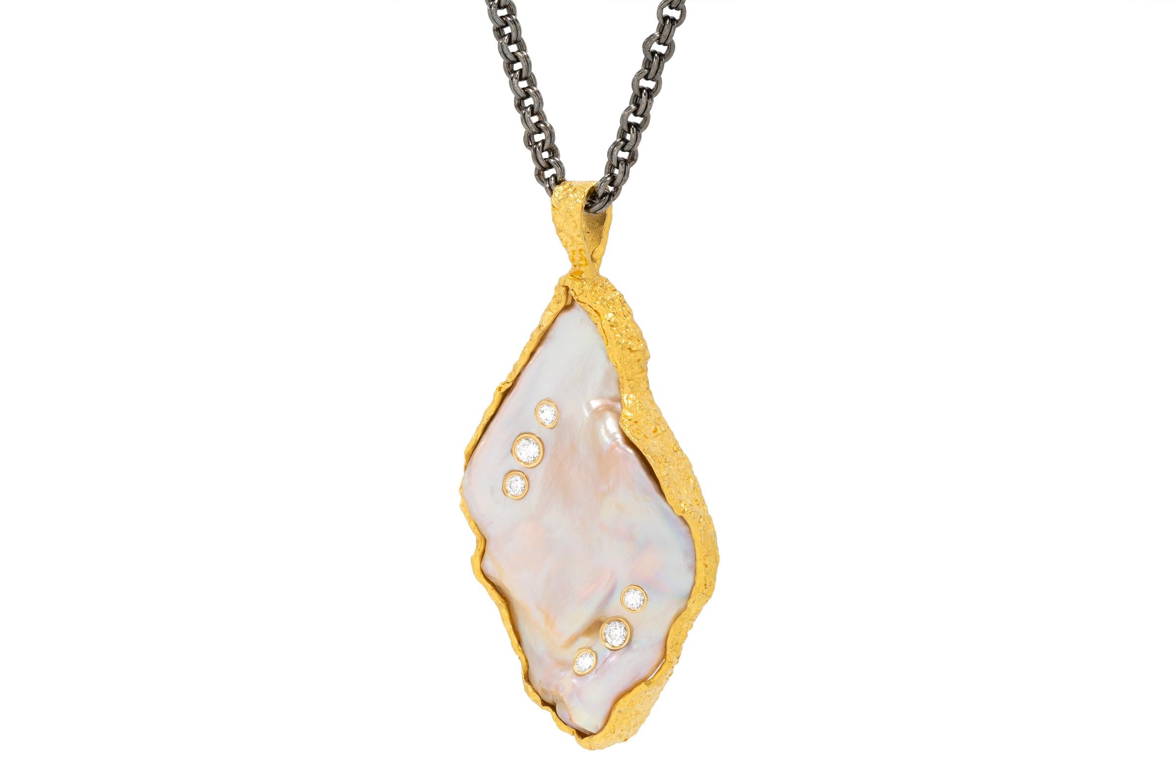 Artisan Collier réversible Kashi en or 22 carats avec perles et diamants, par Tagili en vente