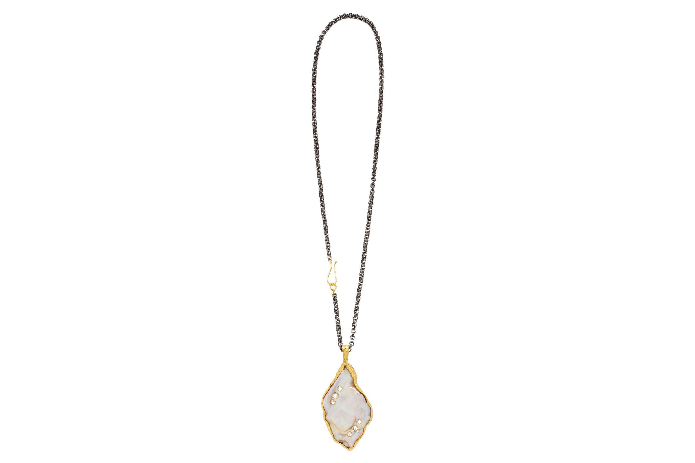 Taille grossière Collier réversible Kashi en or 22 carats avec perles et diamants, par Tagili en vente
