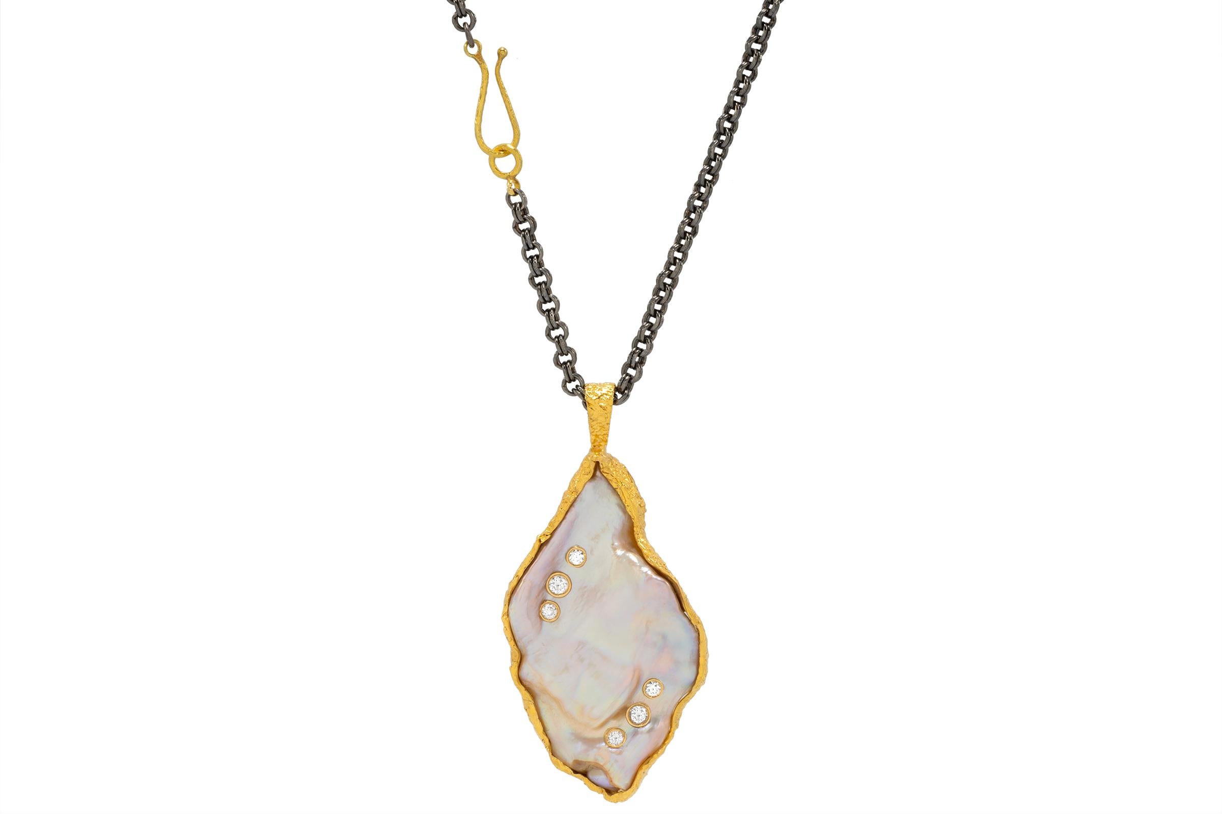 Collier réversible Kashi en or 22 carats avec perles et diamants, par Tagili en vente