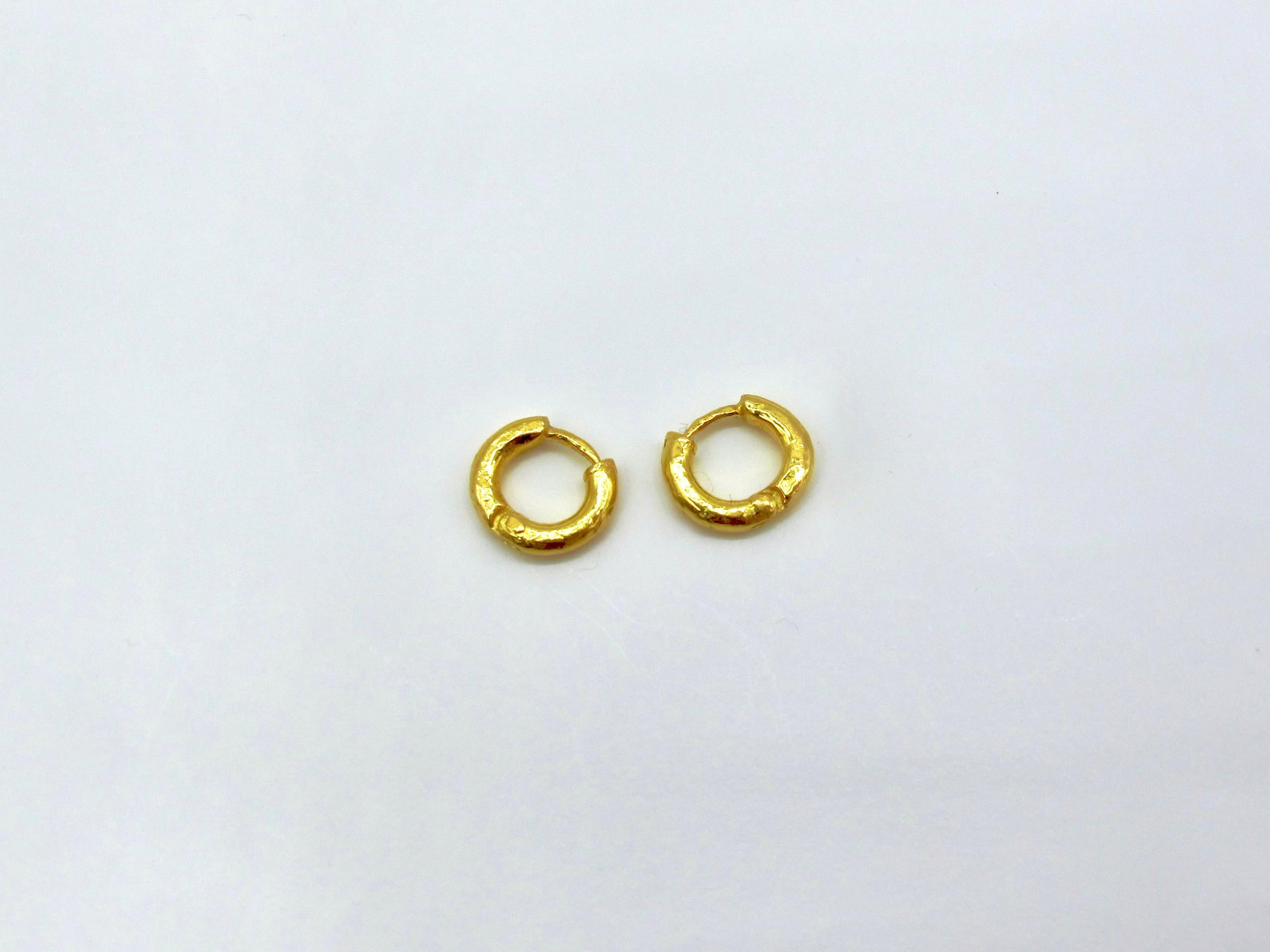 22k Gold RIMA JEWELS kleine Reifen im Zustand „Neu“ im Angebot in New York, NY