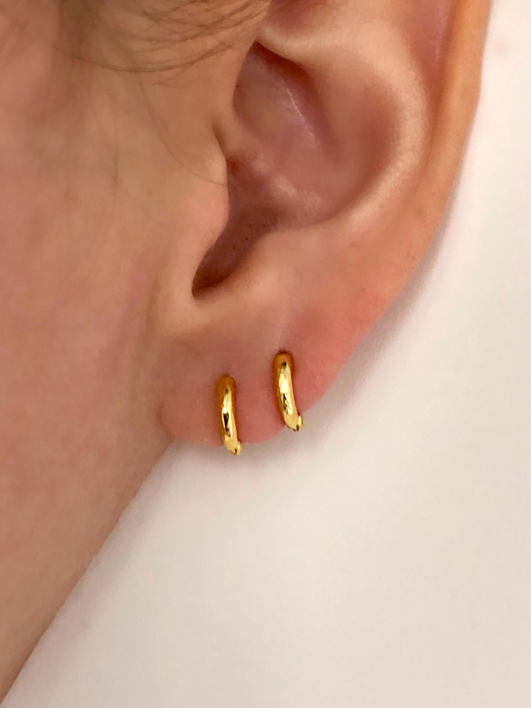 22k Gold RIMA JEWELS Small Hoops In New Condition For Sale In New York, NY