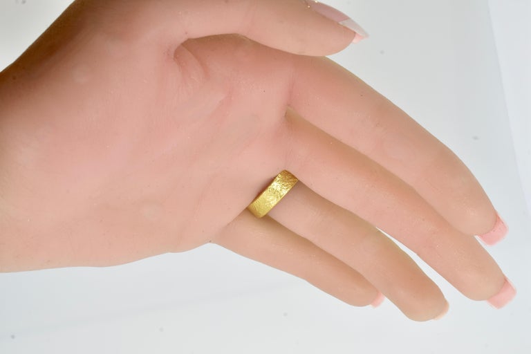 Anillo de oro de 22 quilates centrado en una fina moneda romana