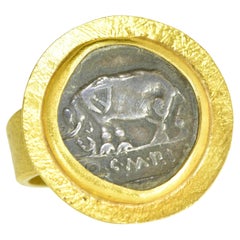 Anillo de oro de 22 quilates centrado en una fina moneda romana antigua, Fairchild & Co.