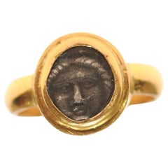 Anillo de oro de 22 quilates con Dibol [moneda] de plata de Apolo