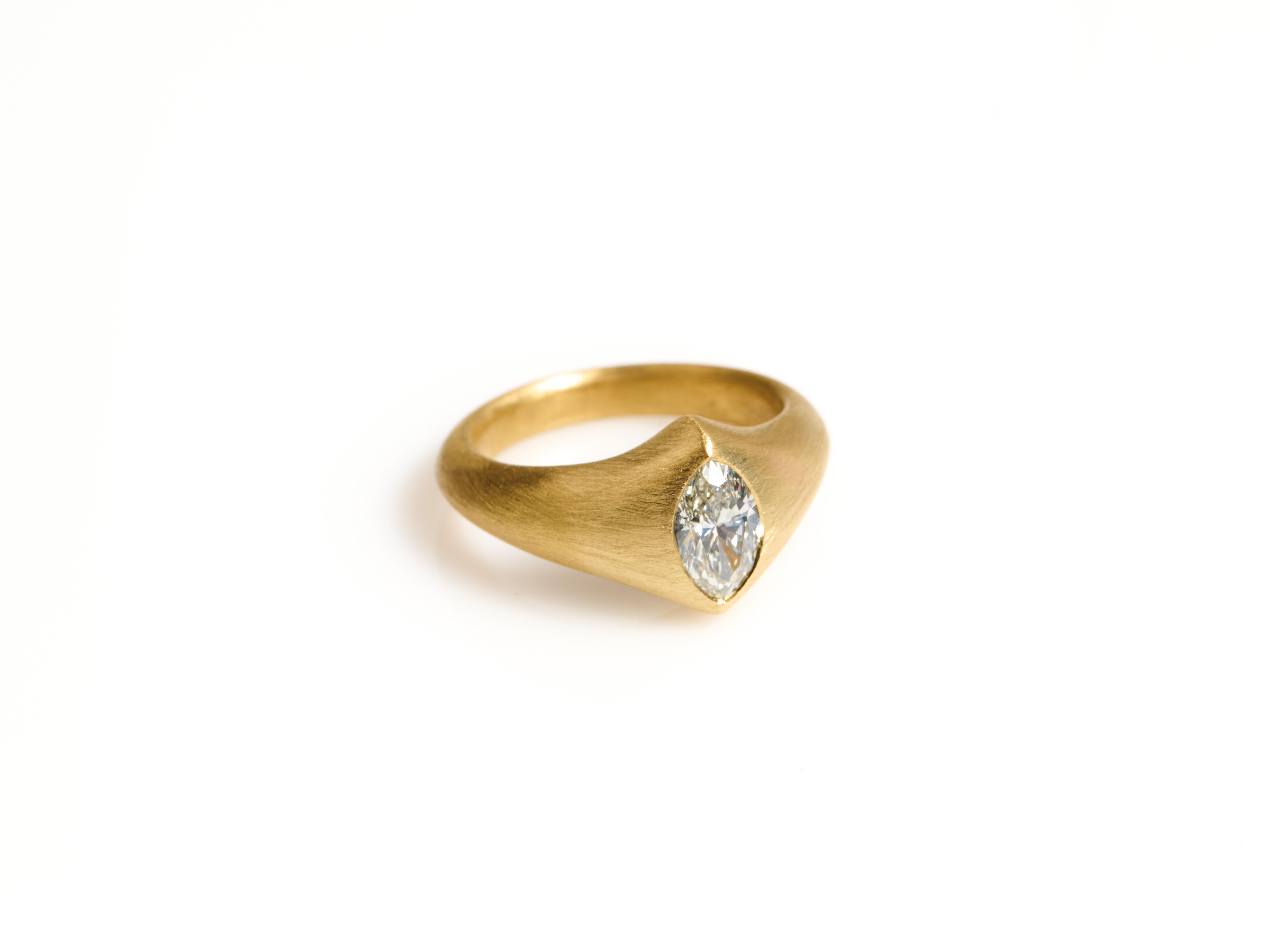 Eleganza senza tempo dei gioielli d'oro dell'antichità: questo anello è una testimonianza di storia e artigianalità. Sebbene emani il fascino di un prezioso oggetto d'antiquariato, si tratta di una creazione nuovissima, realizzata a mano con 12
