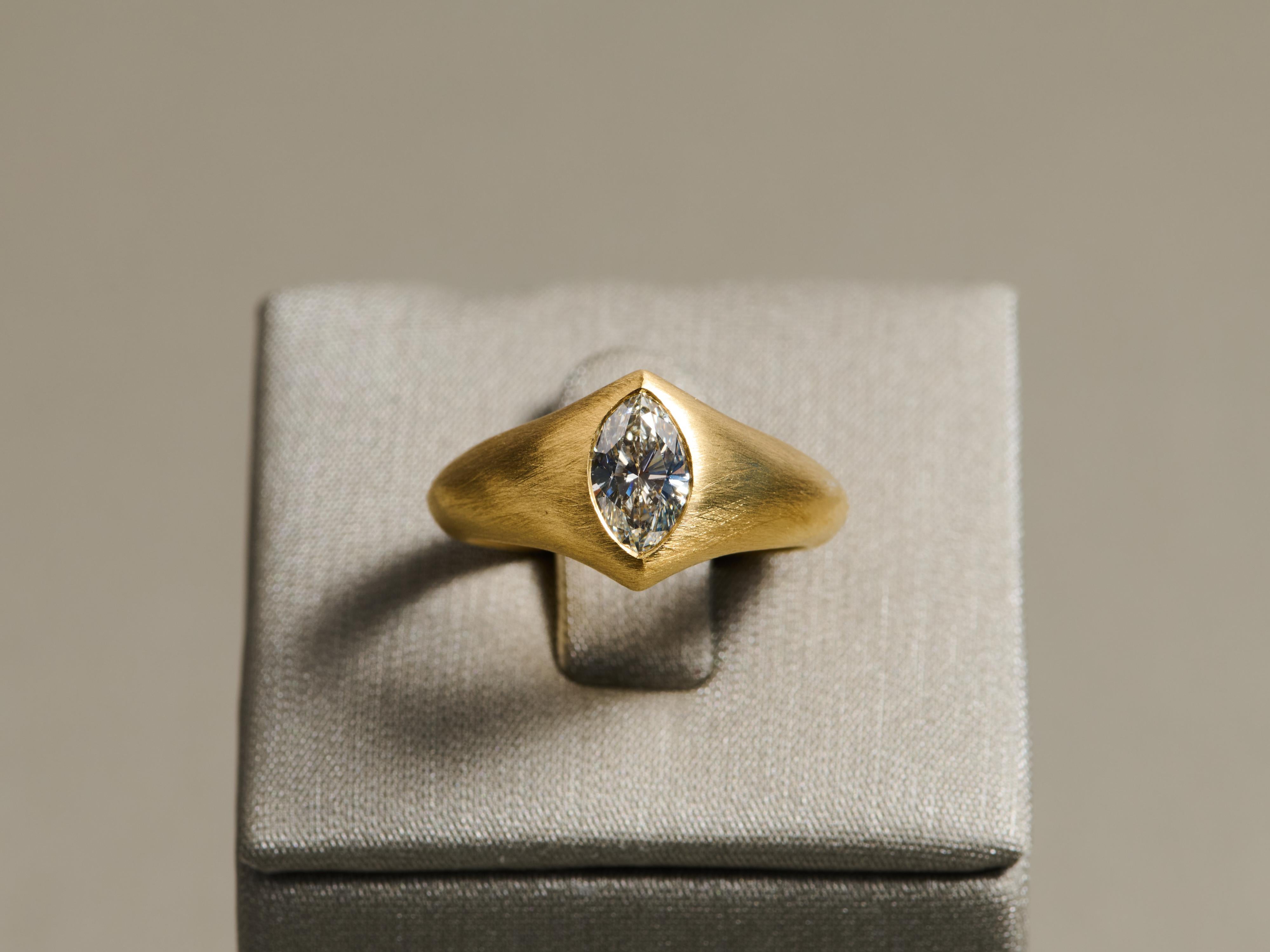 Contemporaneo Anello in oro 22k con diamante Cape-Color Marquise-Cut da 0,92 ct. in vendita