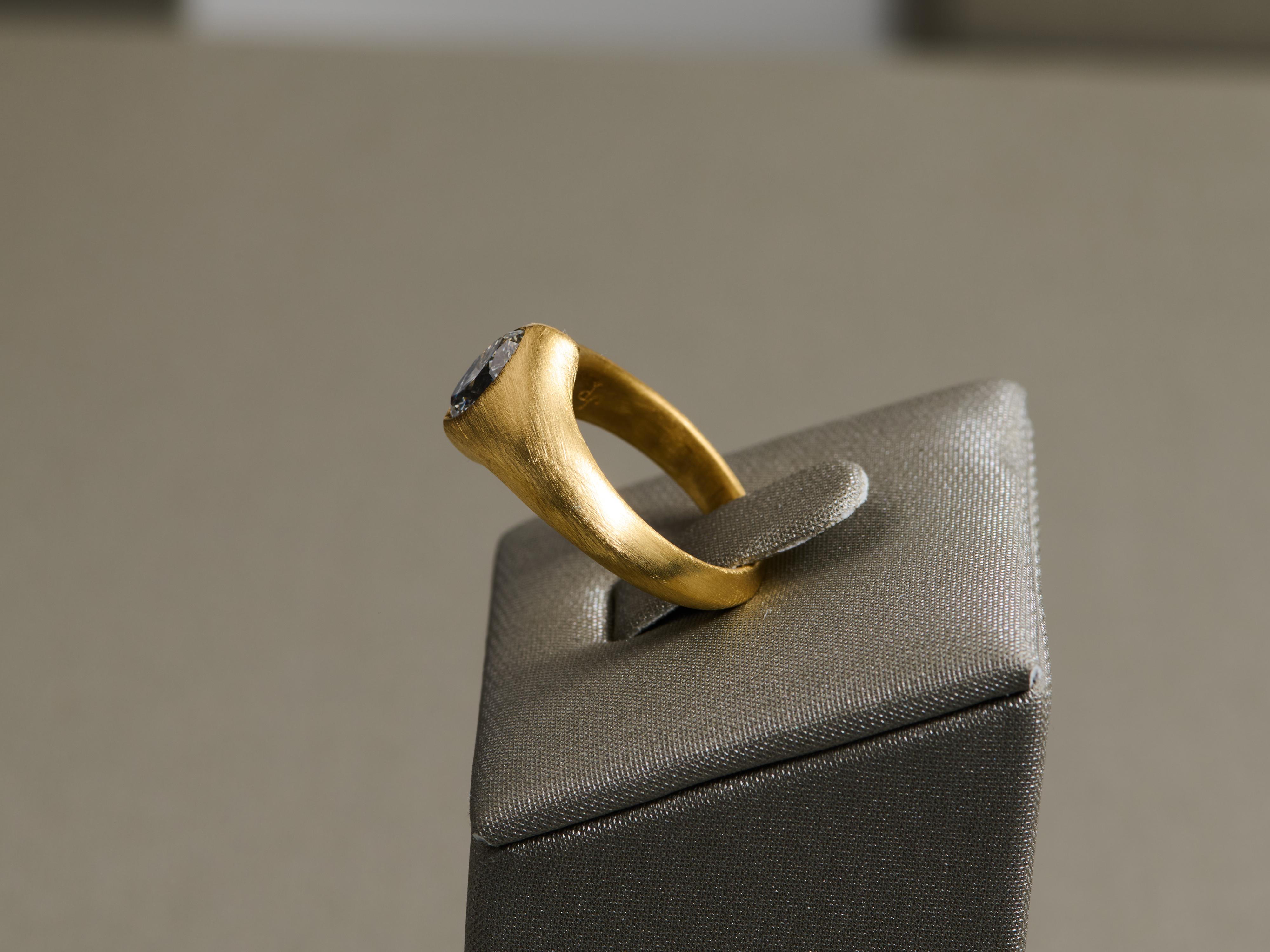 Taglio marquise Anello in oro 22k con diamante Cape-Color Marquise-Cut da 0,92 ct. in vendita