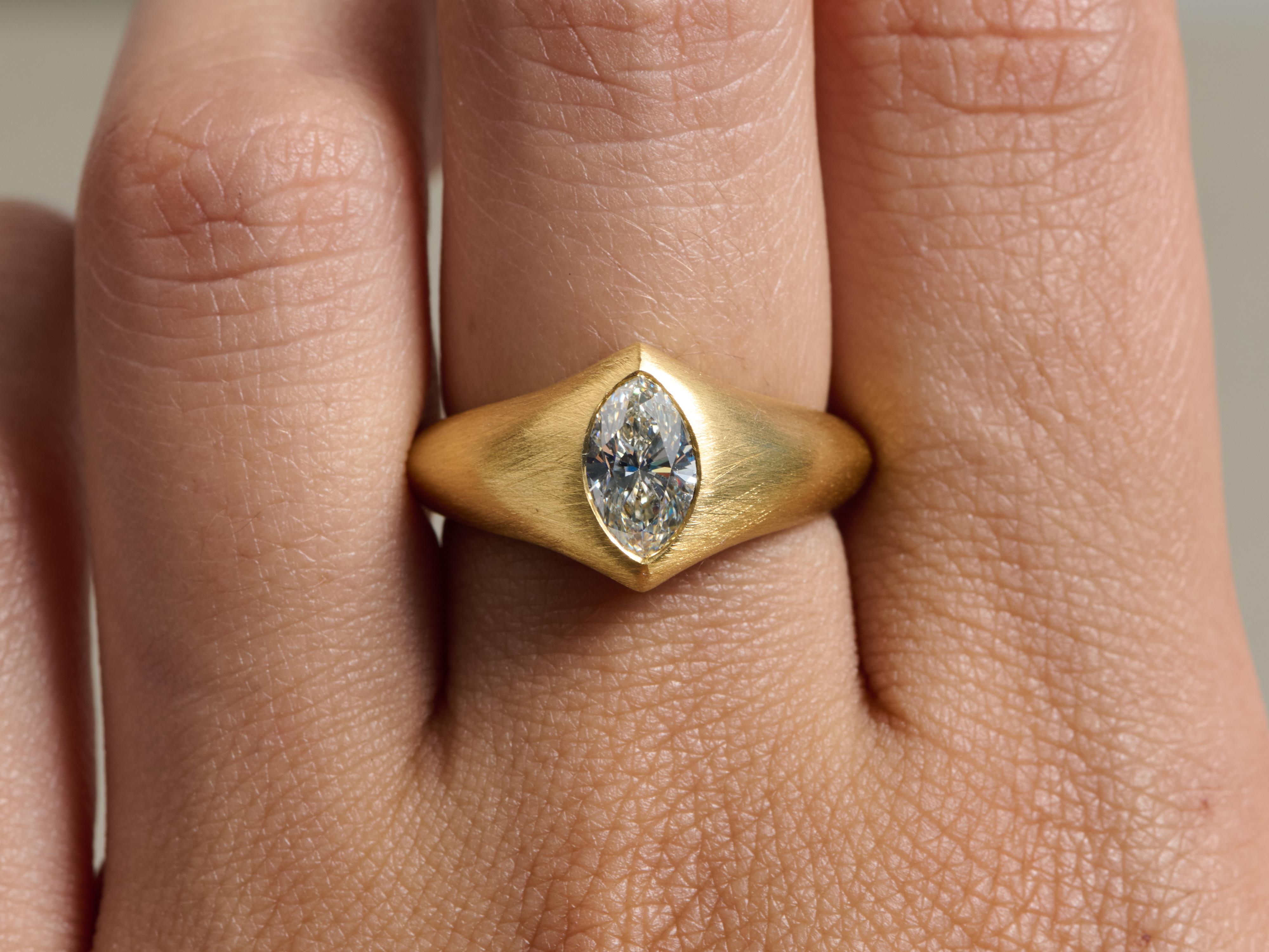da uomo o donna Anello in oro 22k con diamante Cape-Color Marquise-Cut da 0,92 ct. in vendita