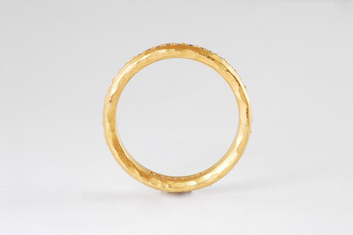 Bague en or 22K de 4 mm avec des diamants sertis en canal dans une éternité complète, fabriquée à la main à Notting Hill, Londres, par le célèbre créateur de bijoux britannique Malcolm Betts. La bande incurvée de 4 mm est idéale pour les mariages ou