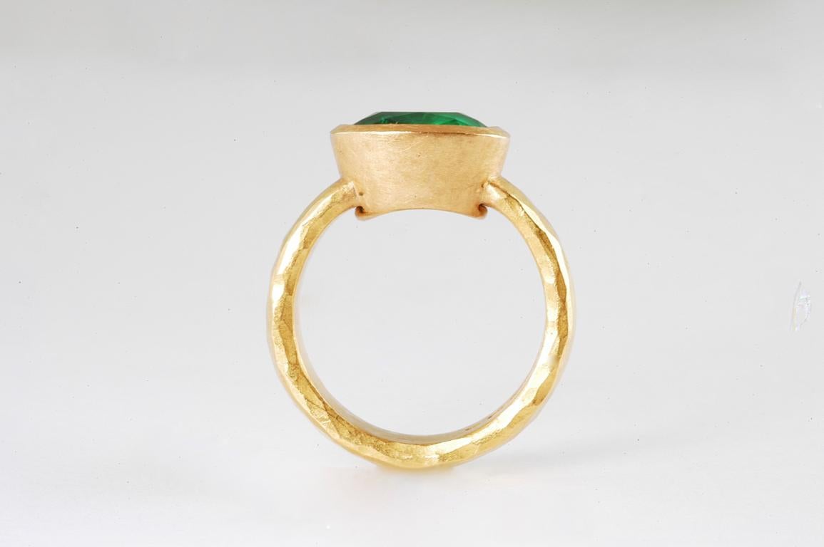 22 Karat Gold Ring mit kissenförmigem kolumbianischem Smaragd 4,17 Karat (Zeitgenössisch) im Angebot