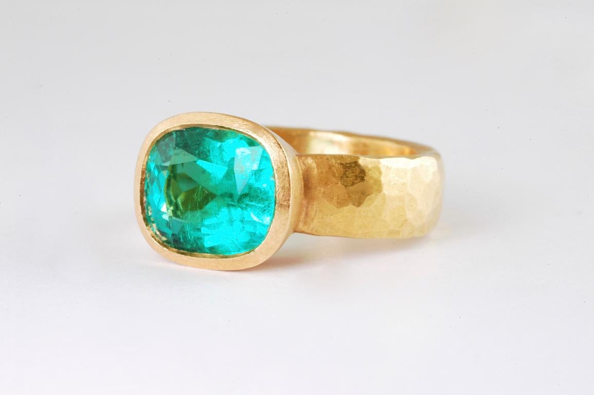 22 Karat Gold Ring mit kissenförmigem kolumbianischem Smaragd 4,17 Karat (Kissenschliff) im Angebot