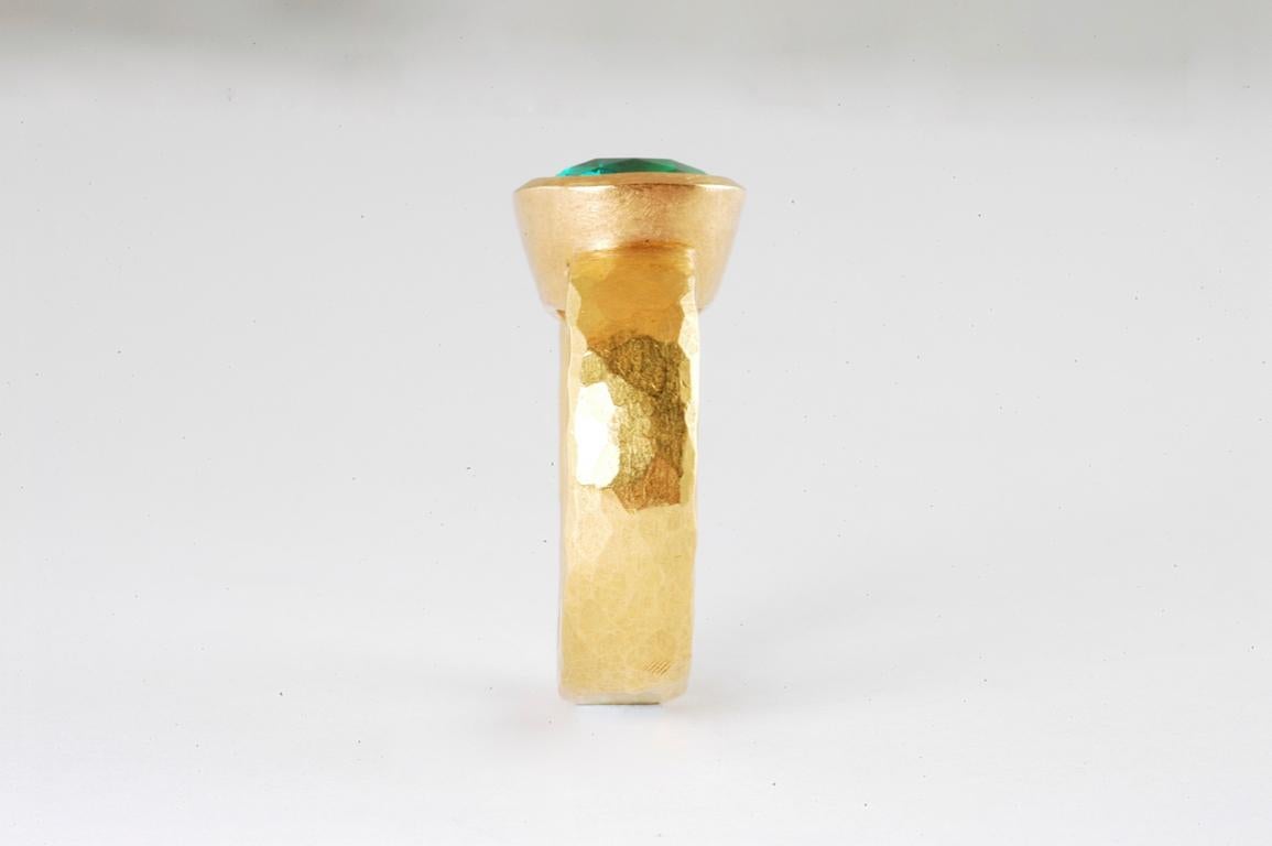 22 Karat Gold Ring mit kissenförmigem kolumbianischem Smaragd 4,17 Karat im Zustand „Neu“ im Angebot in  London, GB