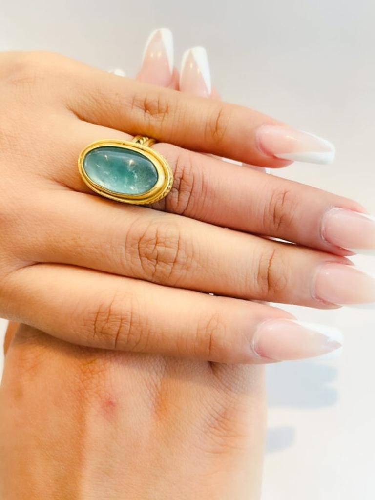 Dieser wunderschöne Ring aus 22-karätigem Gold hat ein dreifach gedrehtes Drahtband und ist mit einem atemberaubenden sambischen Beryll verziert. Handgefertigt und einmalig. Stein ca. 15×8, Größe 5, bitte kontaktieren Sie uns für eine