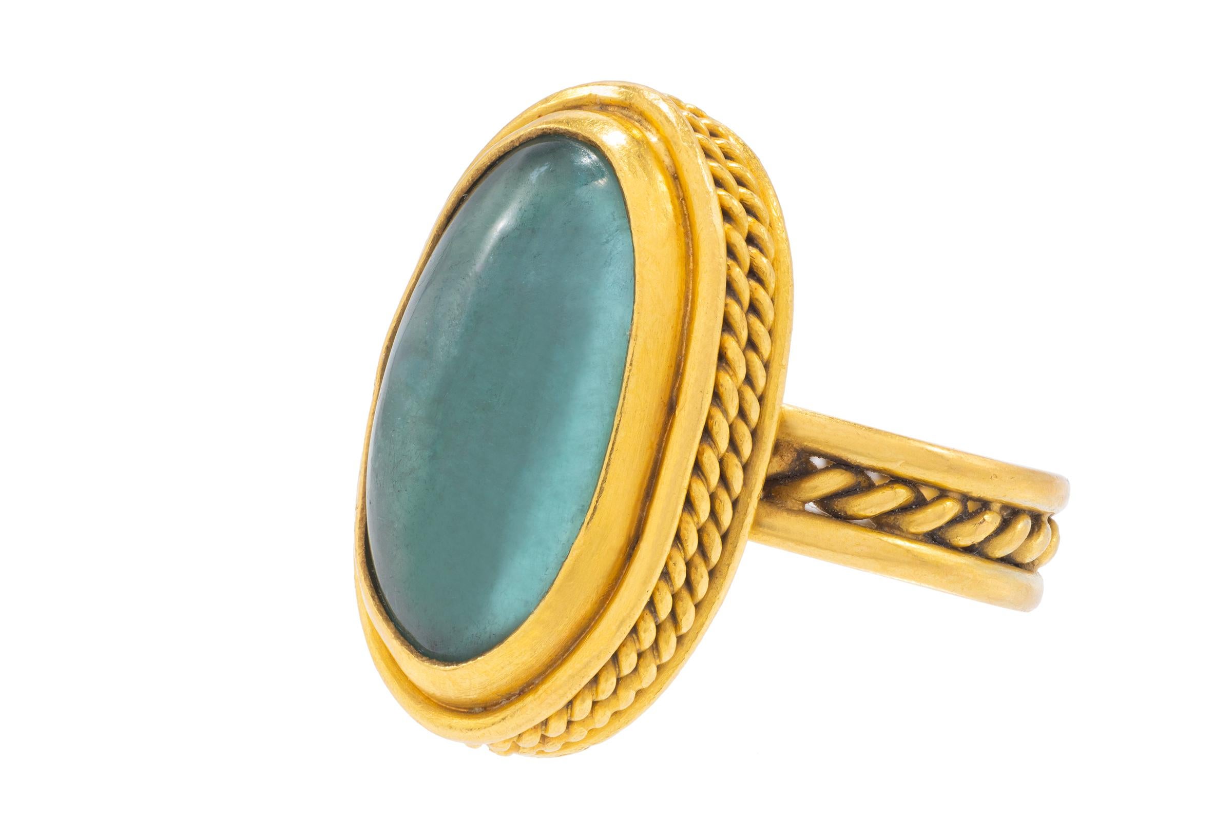 22 Karat Gold Ring mit dreiblättrigem Band und sambisch Beryll von Tagili (Kunsthandwerker*in) im Angebot