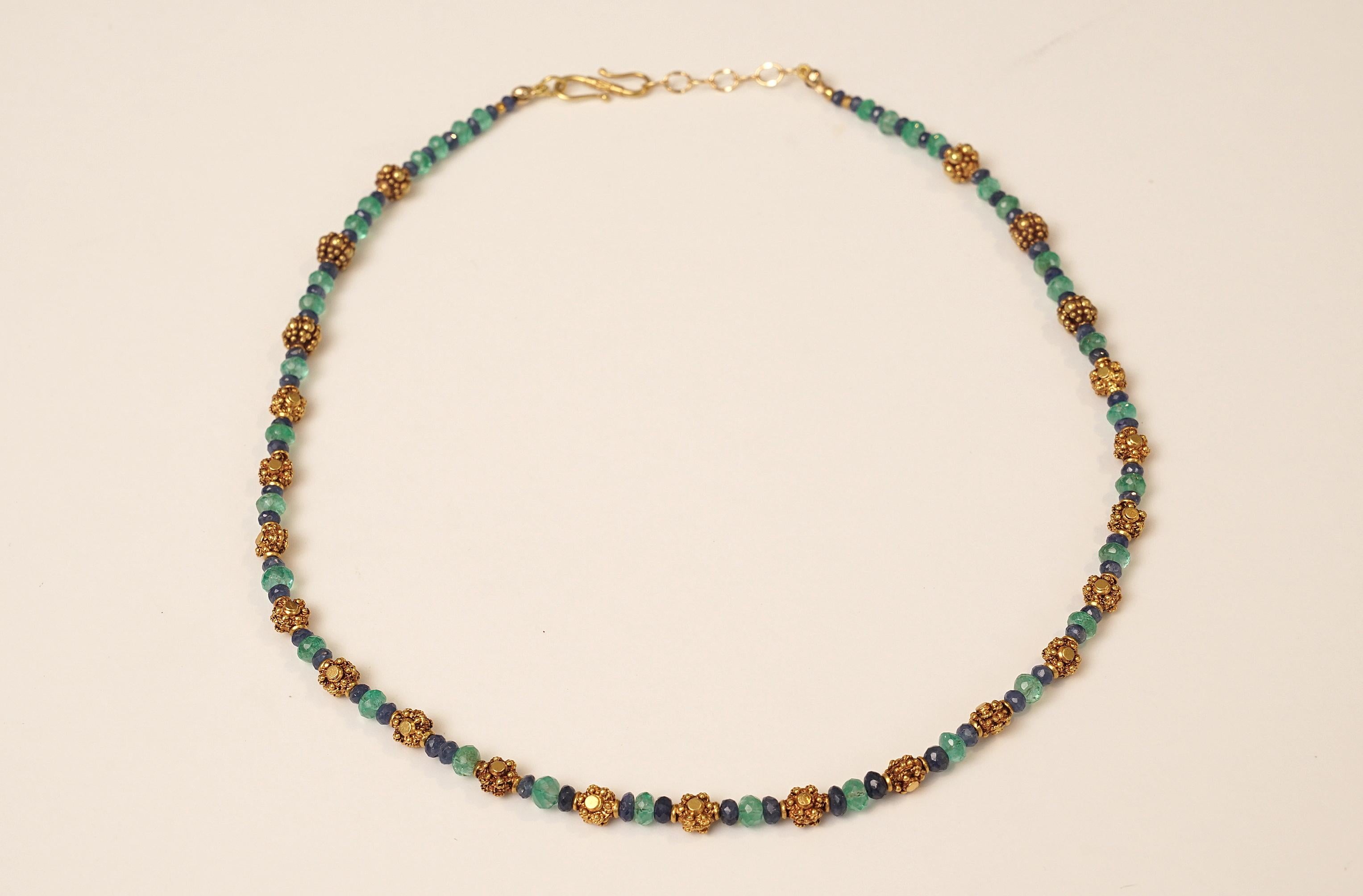 Collana di zaffiri e smeraldi in oro 22 carati di Deborah Lockhart Phillips In condizioni buone in vendita a Nantucket, MA