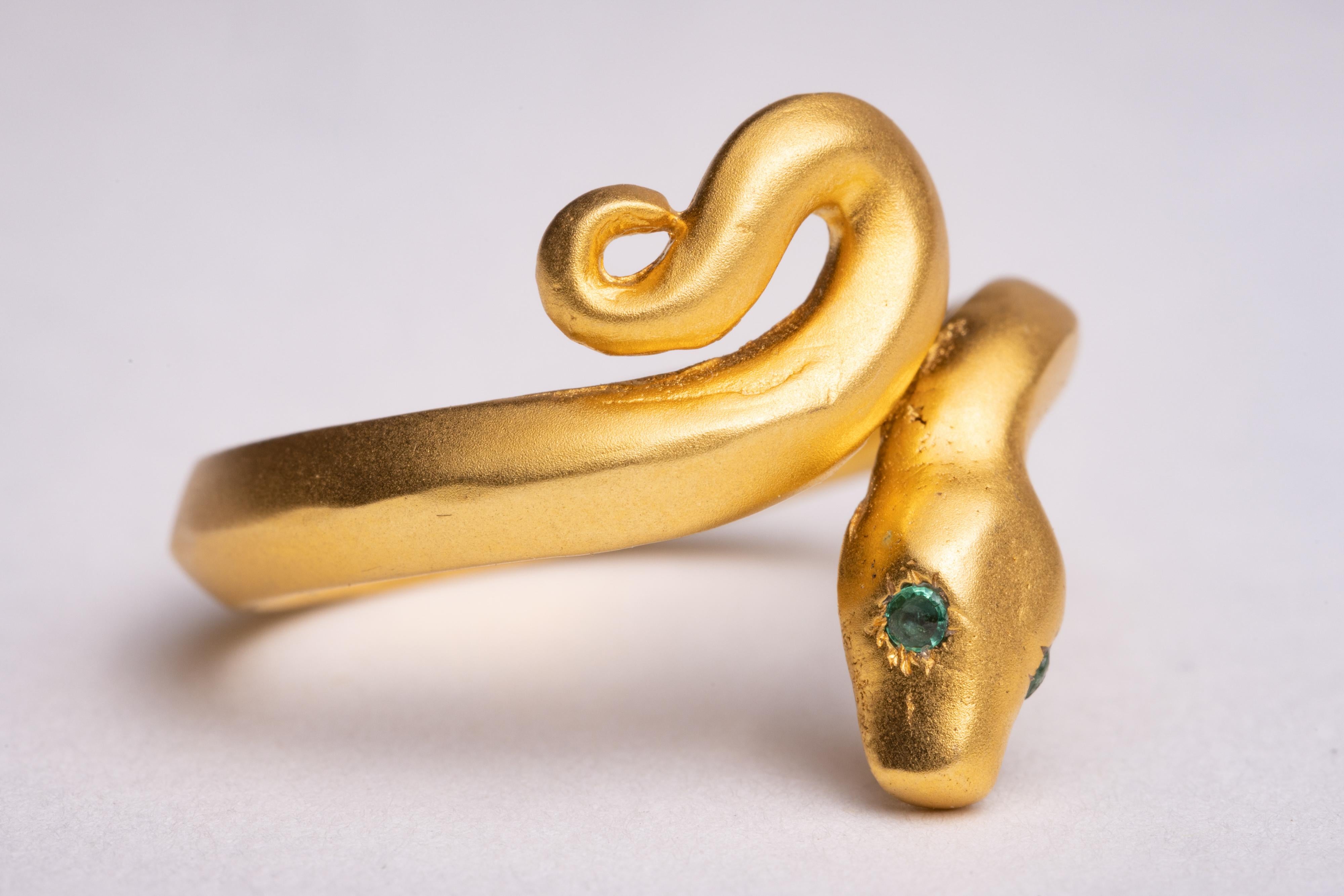 Round Cut 22K Gold Snake Band Ring with Emerald Eyes For Sale