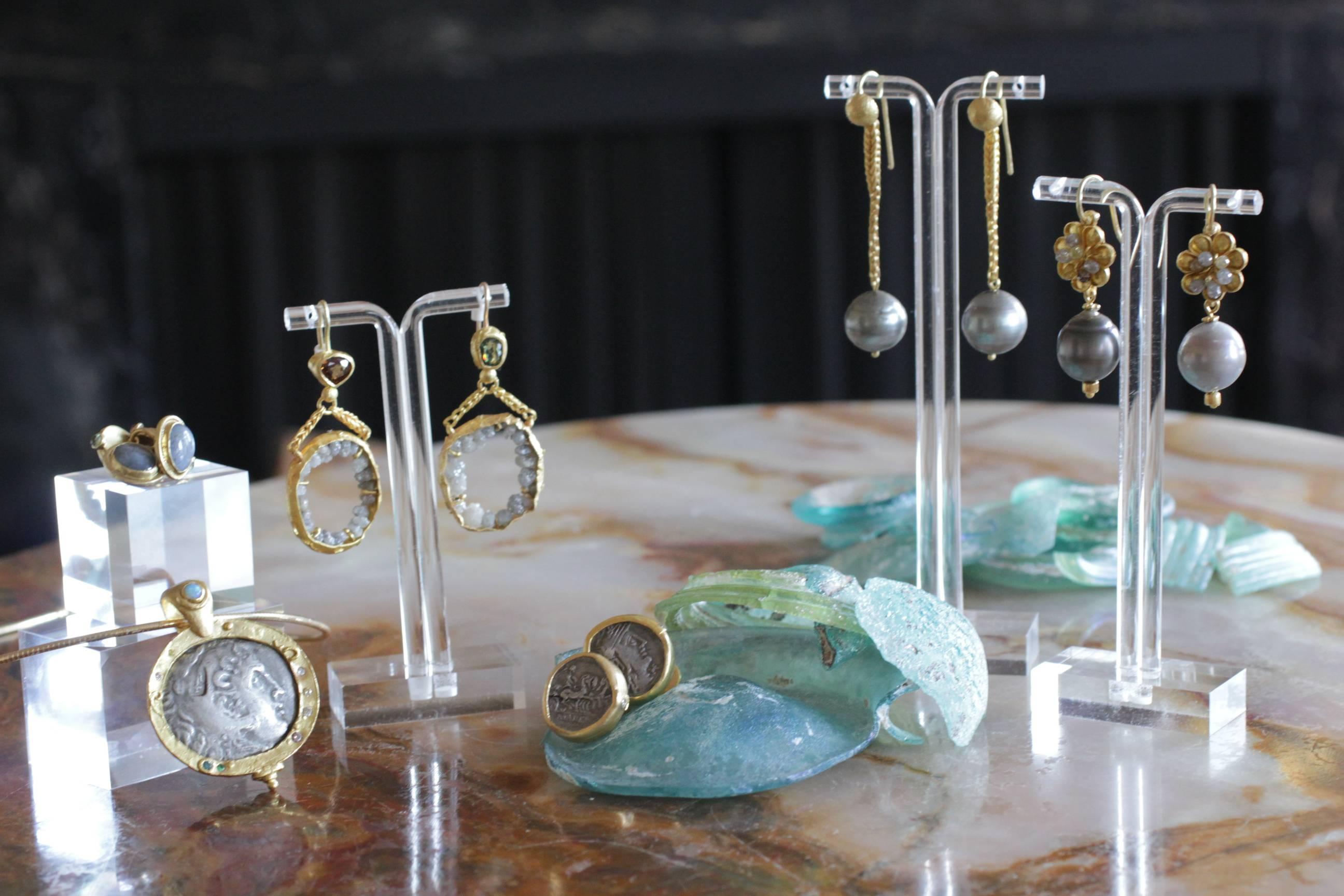 22 Karat Gold Tahitian Pearl Dangle Drop Earrings Contemporary Designer Jewelry For Sale 5