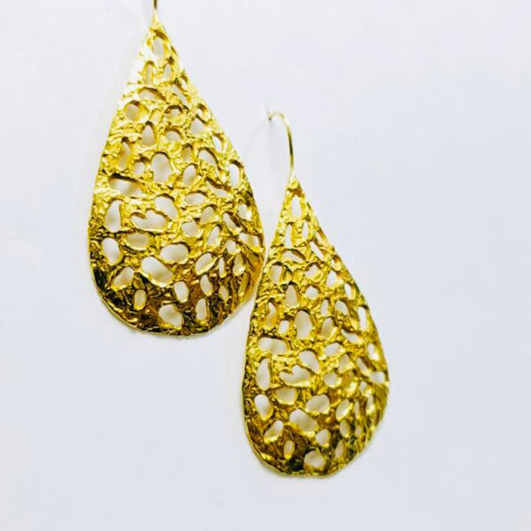 Artisan 22k Gold Teardrop Earrings and Pendant Set For Sale