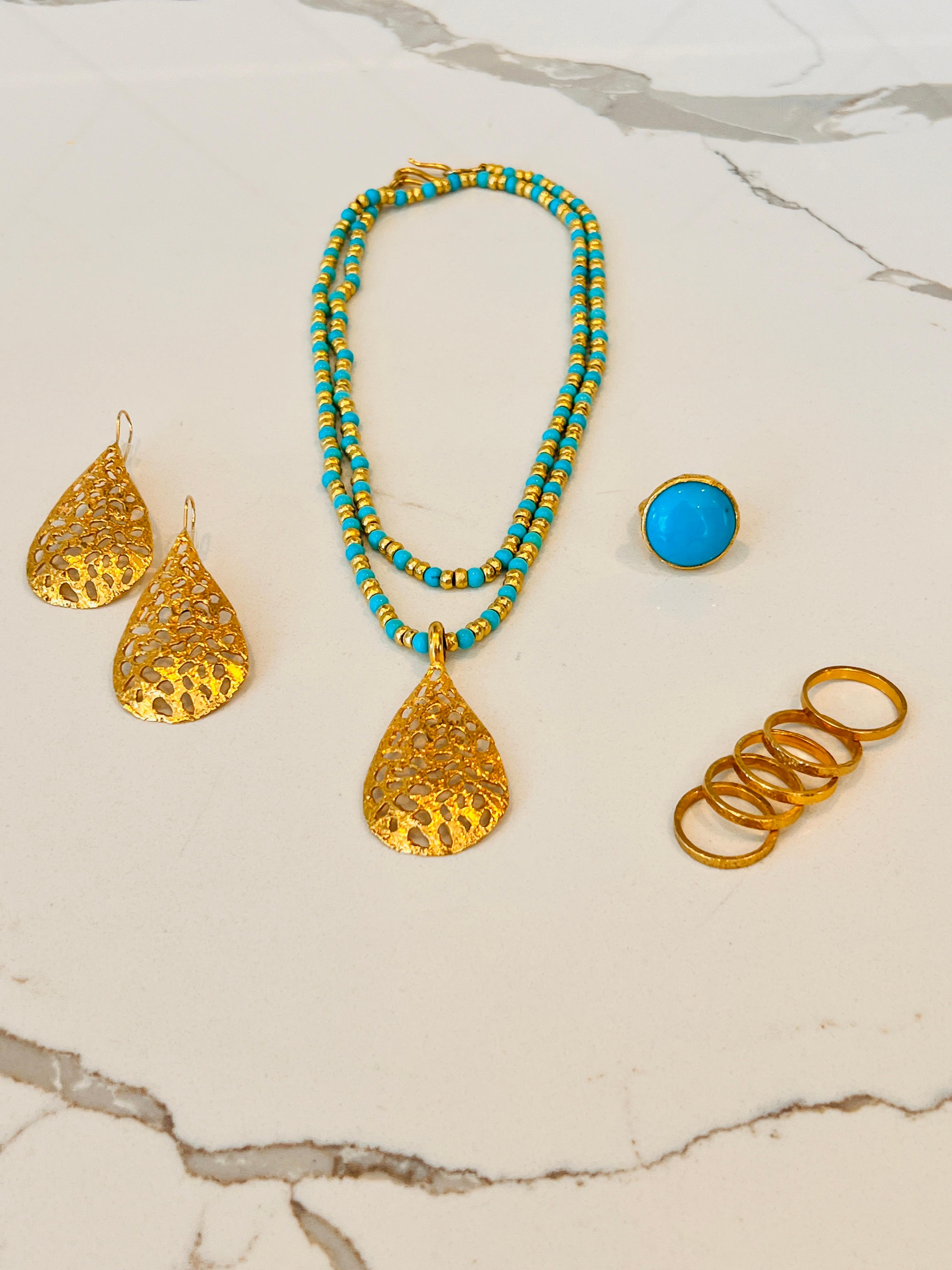 22k Gold Teardrop Earrings and Pendant Set For Sale 1