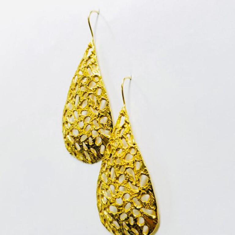 22k Gold Teardrop Earrings by Tagili In New Condition For Sale In New York, NY