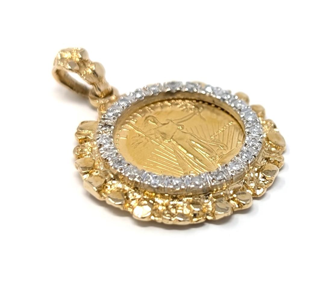 Superbe pièce de 5 dollars Lady Liberty en or 22k dans un pendentif à monture en or jaune 14k et diamants. Mesure 1,25 pouces de haut en bas par 0,9 pouce de largeur et 3 mm de profondeur. Estampillé / poinçonné 14K au dos de la lunette.