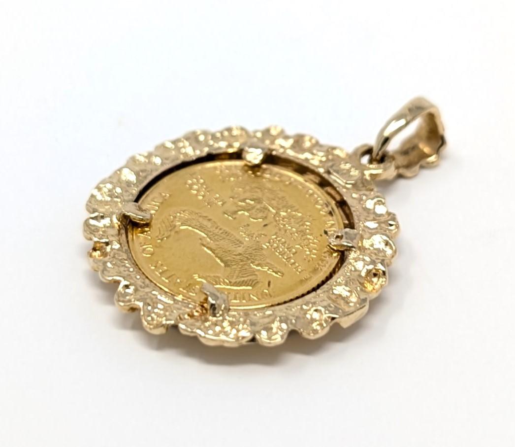 Taille ronde Pendentif en or 22k pièce de 5 dollars US Lady Liberty dans un cadre en or 14k avec diamant en vente