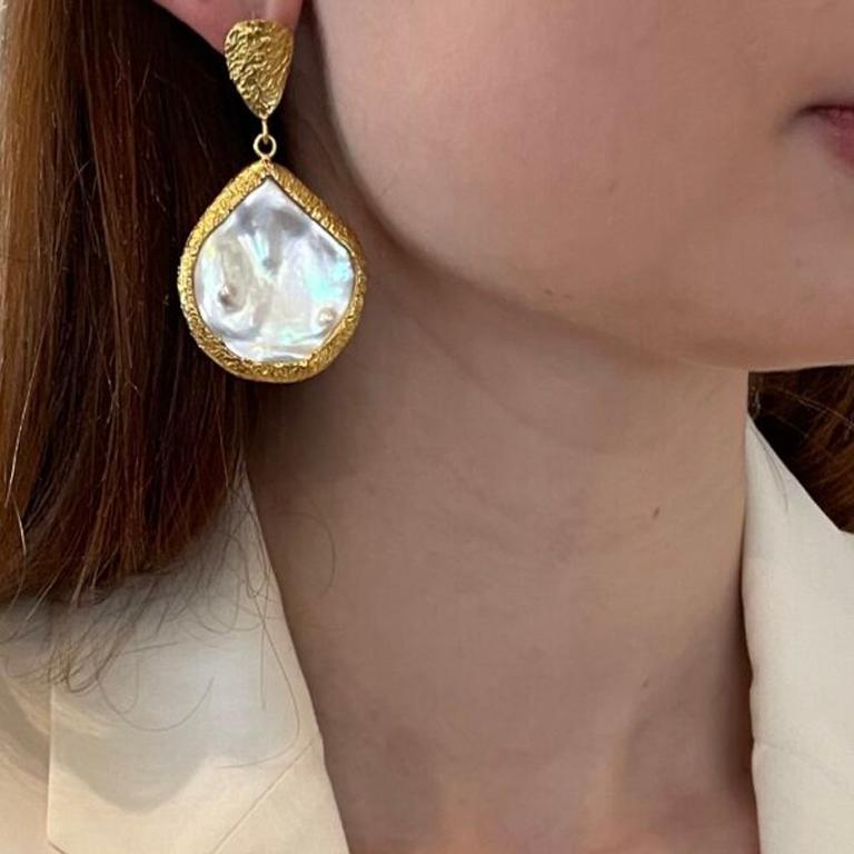 Artisan Boucles d'oreilles en or 22k avec perles de Tagili en vente