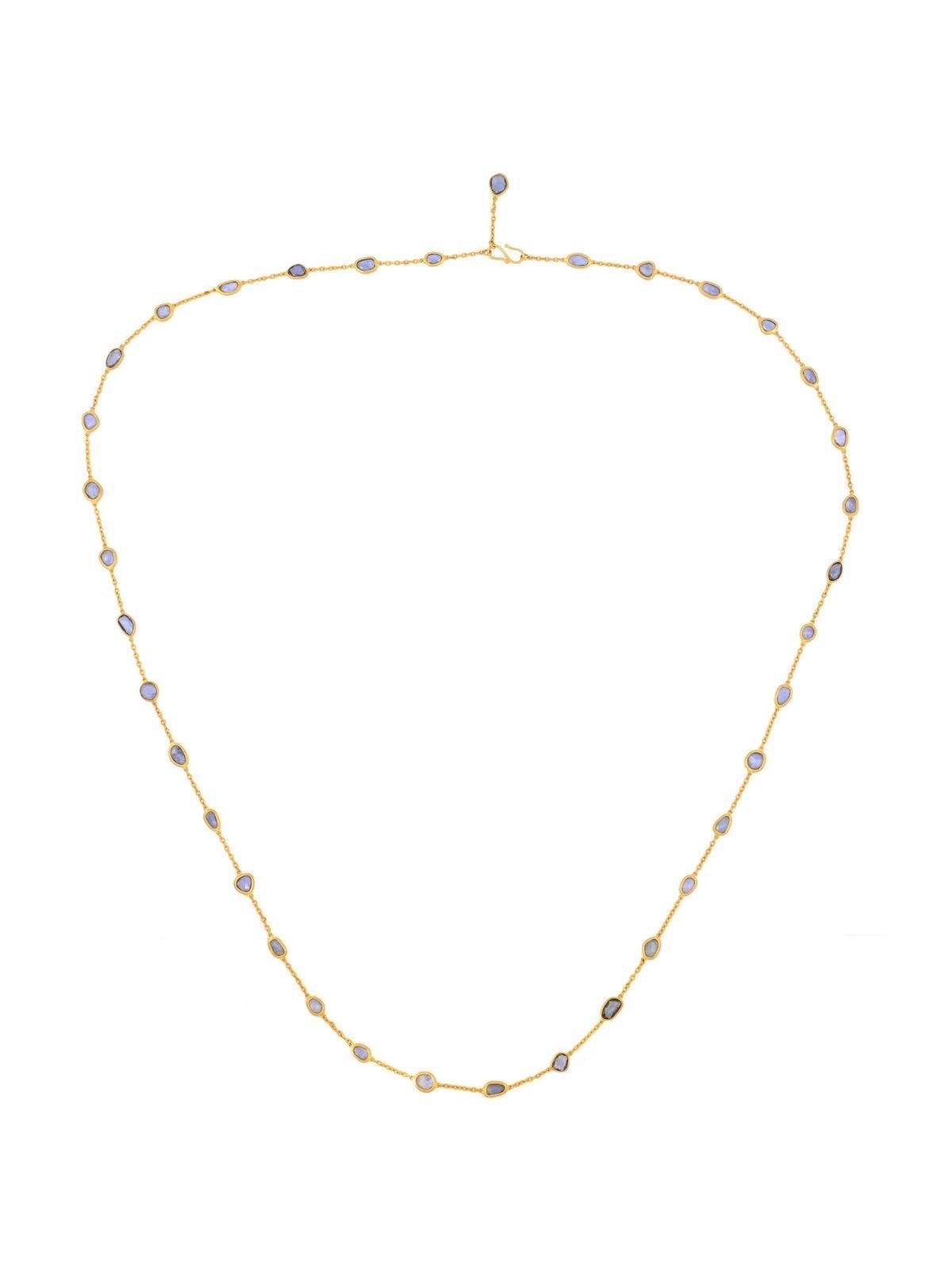 Este precioso collar de oro de 22 quilates está hecho a mano a la perfección . La cadena, imprescindible en tu armario, está flanqueada por 36 zafiros talla rosa de 28,35 quilates.  