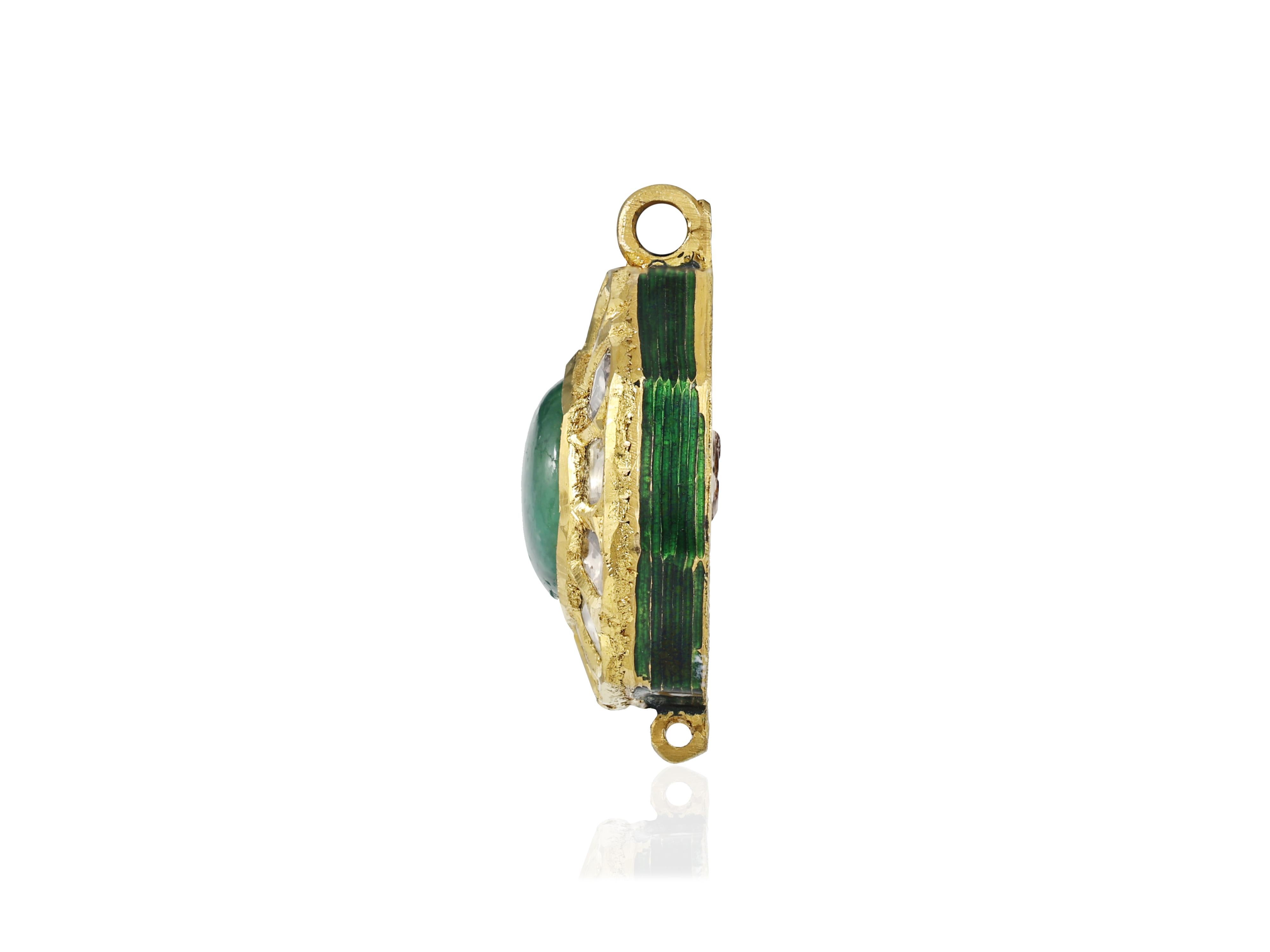 Cabochon Jewell indiano 22K a forma di piccolo ciondolo tempestato di smeraldi e diamanti. in vendita
