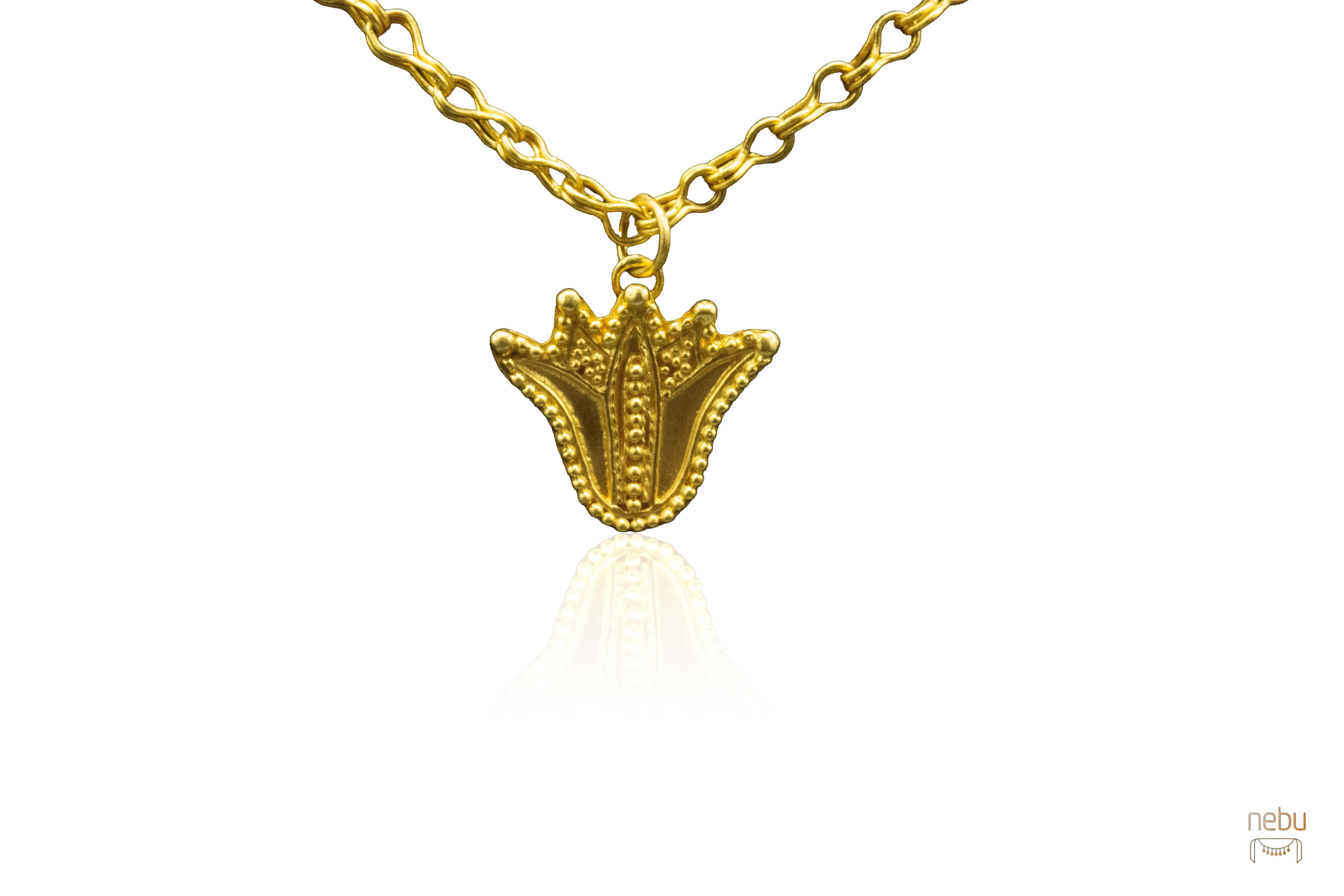 -Disponibile
-Unico nel suo genere
-Oro 22K
-Con logo Nebu impresso a fuoco

Ti presentiamo il nostro squisito ciondolo a forma di loto unico, meticolosamente realizzato in oro 22 carati con l'antica e intricata tecnica della granulazione. Questo
