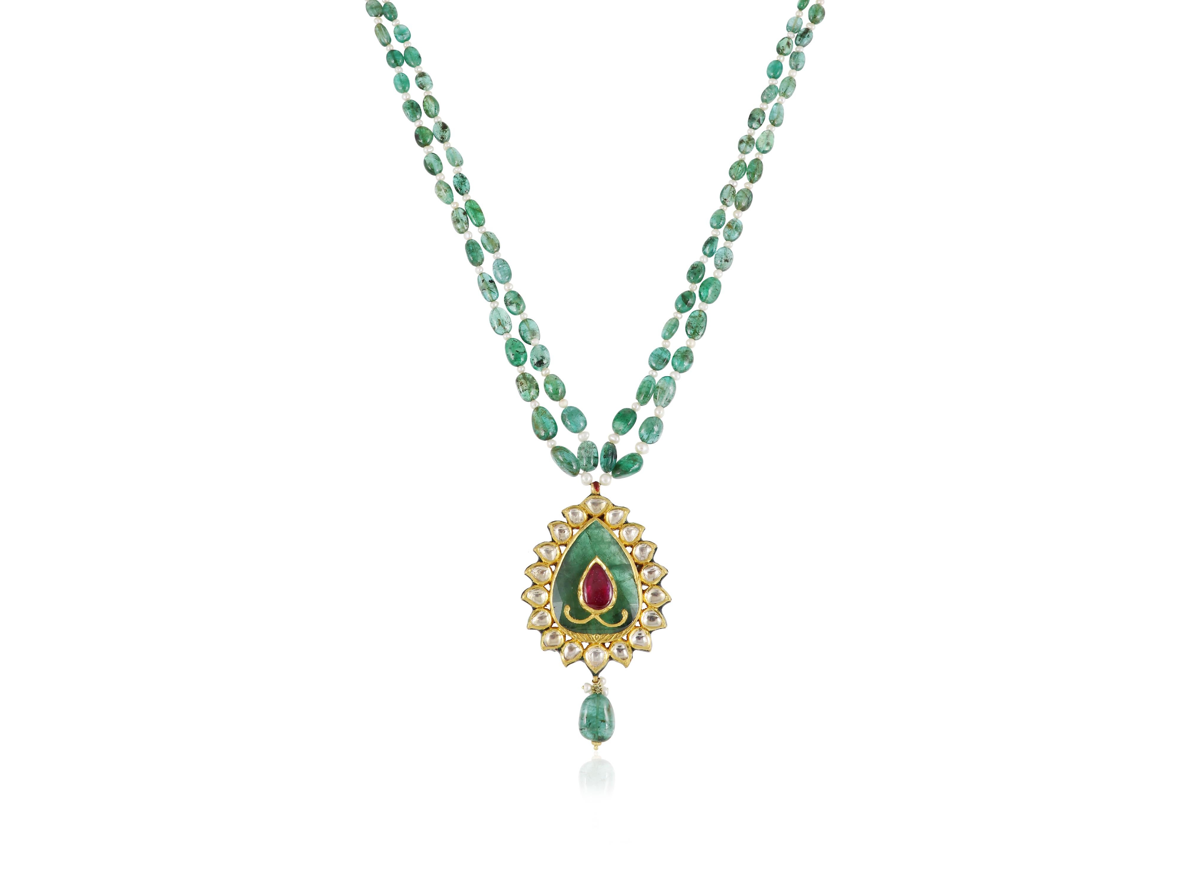 Entra nell'opulenza delle corti Moghul con questo magnifico ciondolo in oro 22K, un capolavoro dell'artigianato indiano progettato per gli intenditori del lusso senza tempo. Ispirato all'estetica reale e alla grandezza architettonica, questo