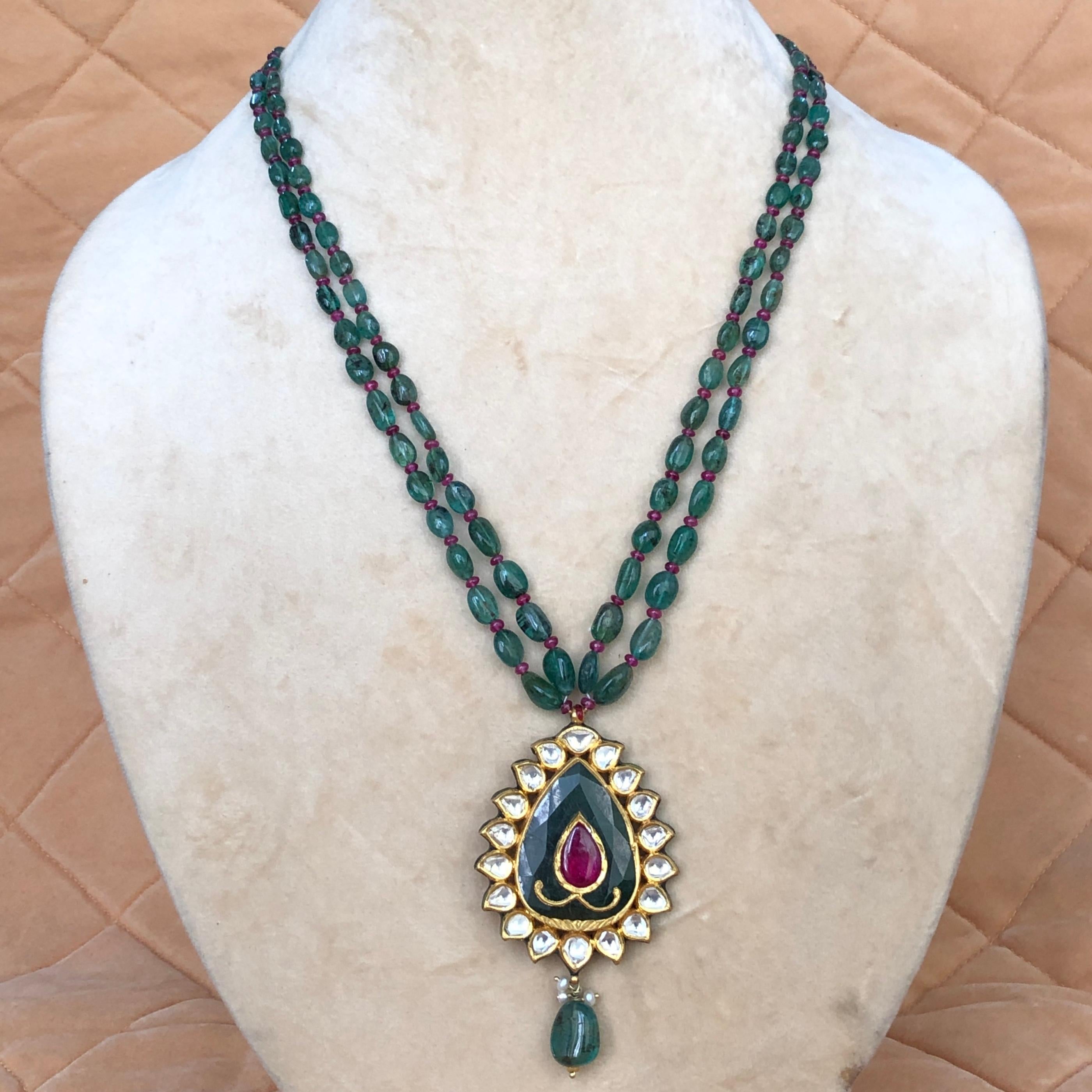 Ciondolo Mughal 22K con smeraldo e rubino e diamanti Polki per matrimoni in vendita 3