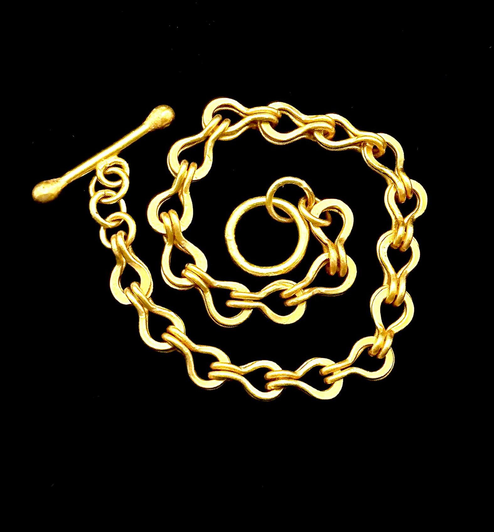 -Disponible
-Or 22K
-Fait main
-Fermoir à bascule
-Estampillé du logo Nebu
-7 pouces (mais peut être fabriqué sur commande pour une longueur plus importante moyennant un supplément de prix)

Voici notre exquis bracelet en or 22K, méticuleusement