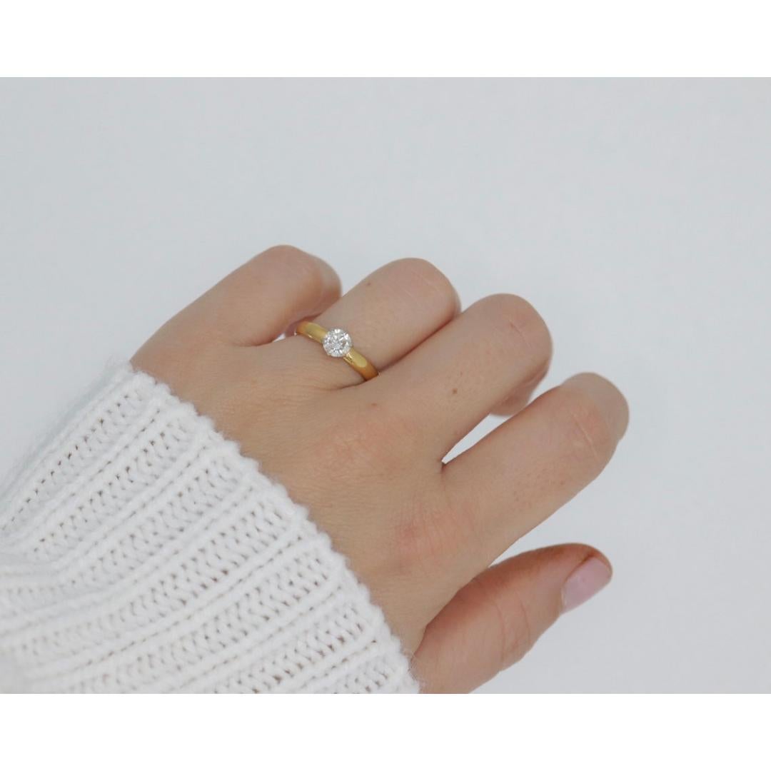 Vintage from the 1950s
Size: 6 1/2 US
Gemstone: Diamond
Gem color: Colorless

Band color: Gold

Extremely Rare Tiffany and Co. 22k Gold solitaire. This is made in the first half of the century. Hallmarked Tiffany & Co. and 22. Tests