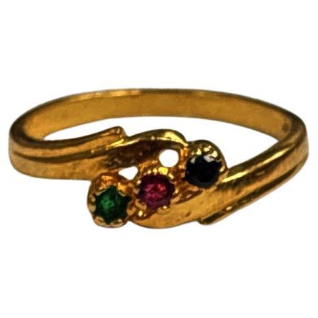 Rétro Bague en or jaune 22K de 0,11 carat de saphir, d'émeraude et de rubis en vente