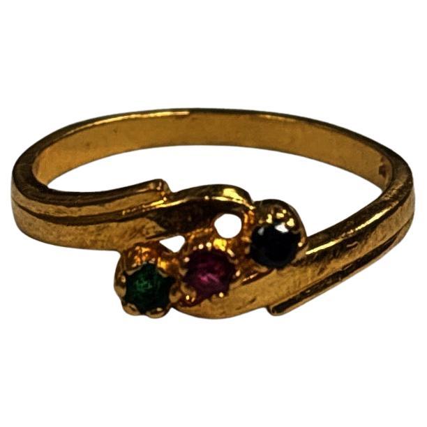 Taille ronde Bague en or jaune 22K de 0,11 carat de saphir, d'émeraude et de rubis en vente