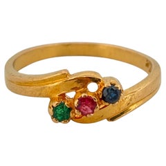 Anello in oro giallo 22K da 0,11 carati totali di zaffiro, smeraldo e rubino