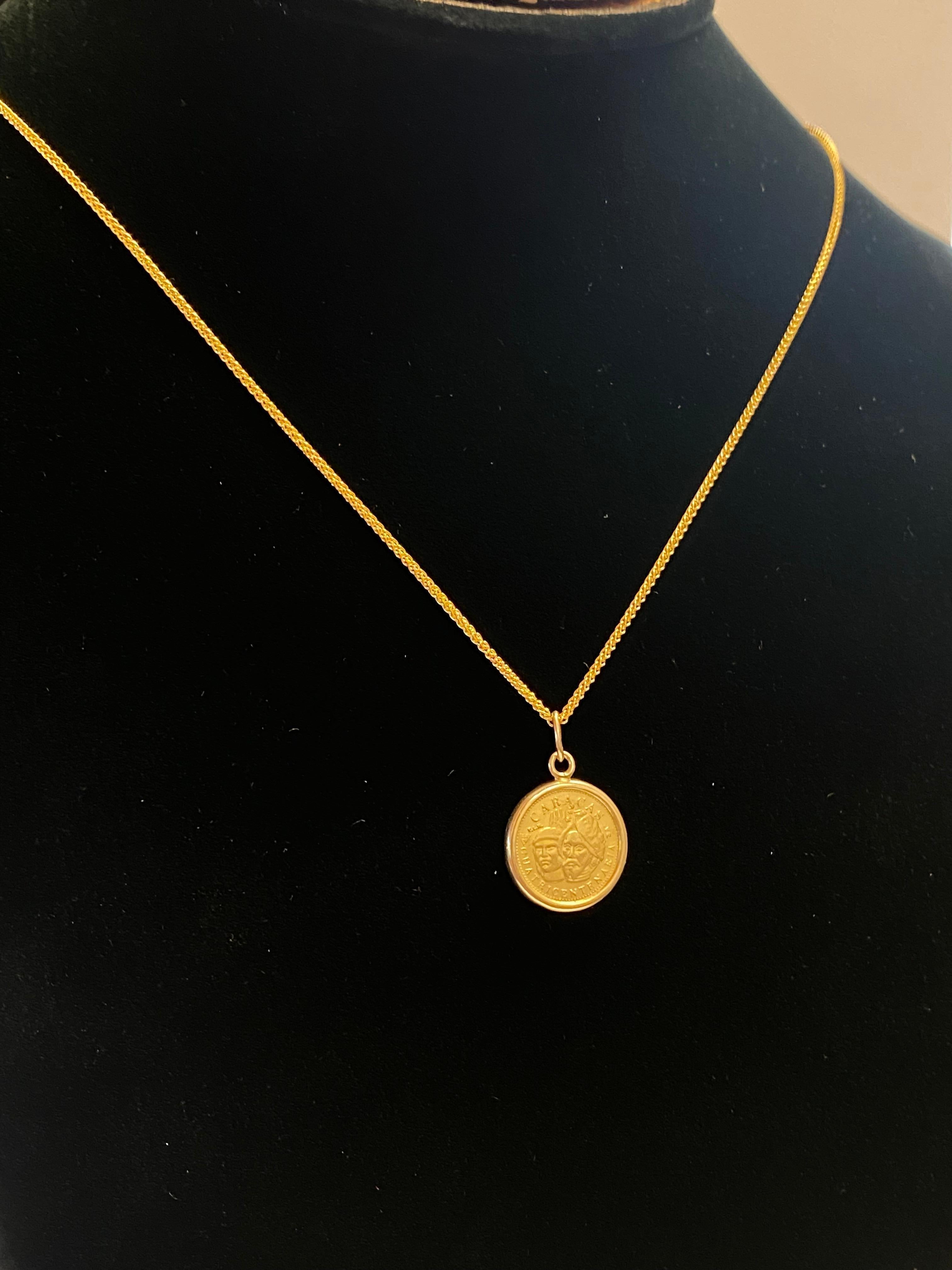 Collier en or jaune 22K avec pendentif en forme de pièce de monnaie vénézuélienne datant de 1567 ADS Bon état - En vente à Miami, FL