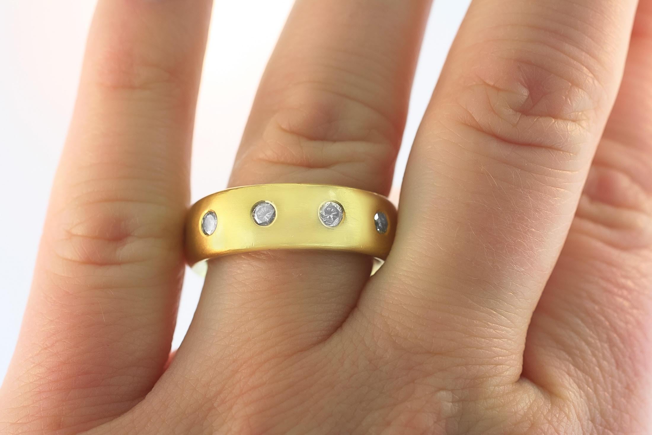 Handgefertigter Ring aus 22 Karat Gelbgold mit 10 mehrfarbigen Diamanten im Brillantschliff mit einem Gesamtgewicht von 0,98 Karat. 